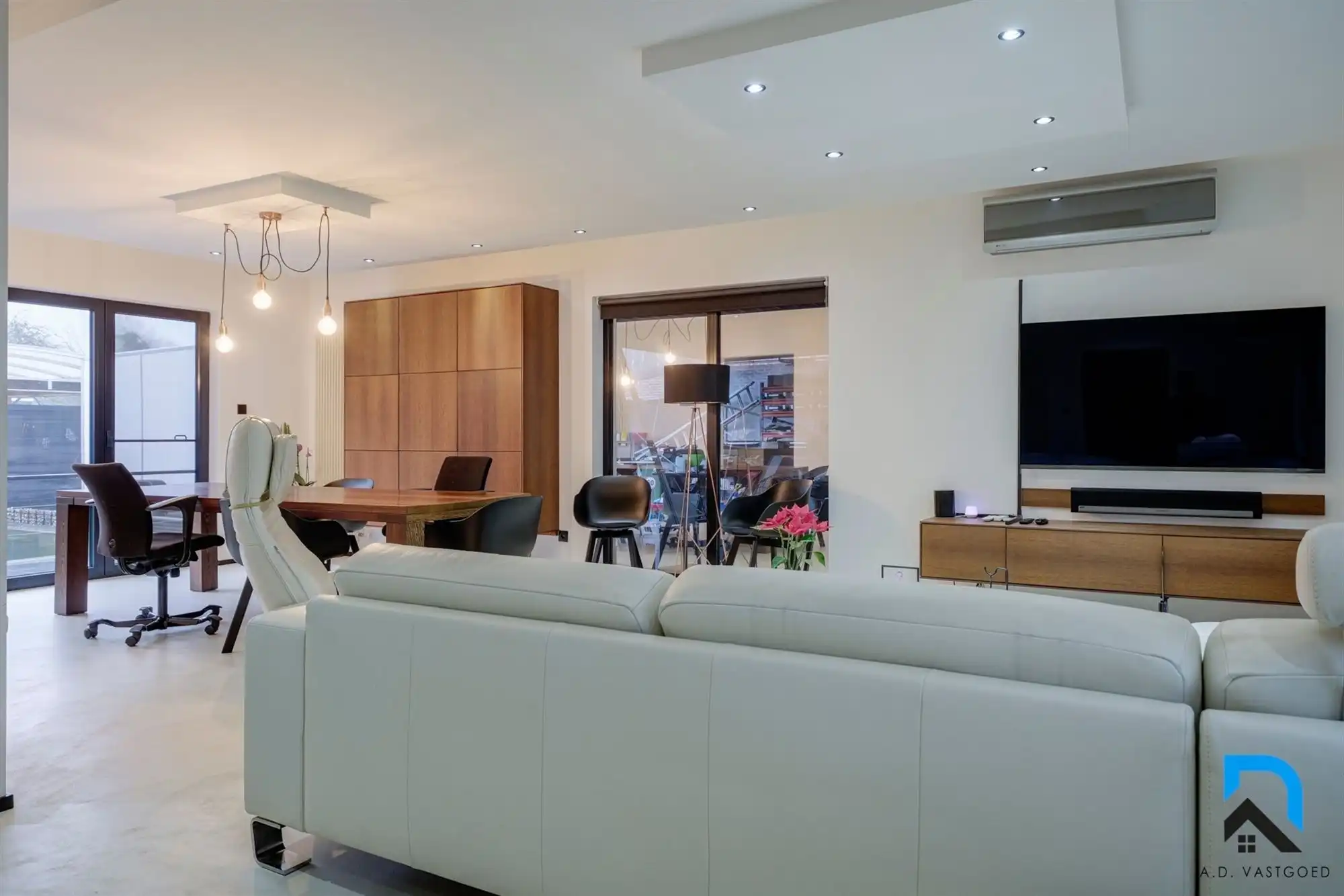 Ruime woning met prachtige tuin foto 9