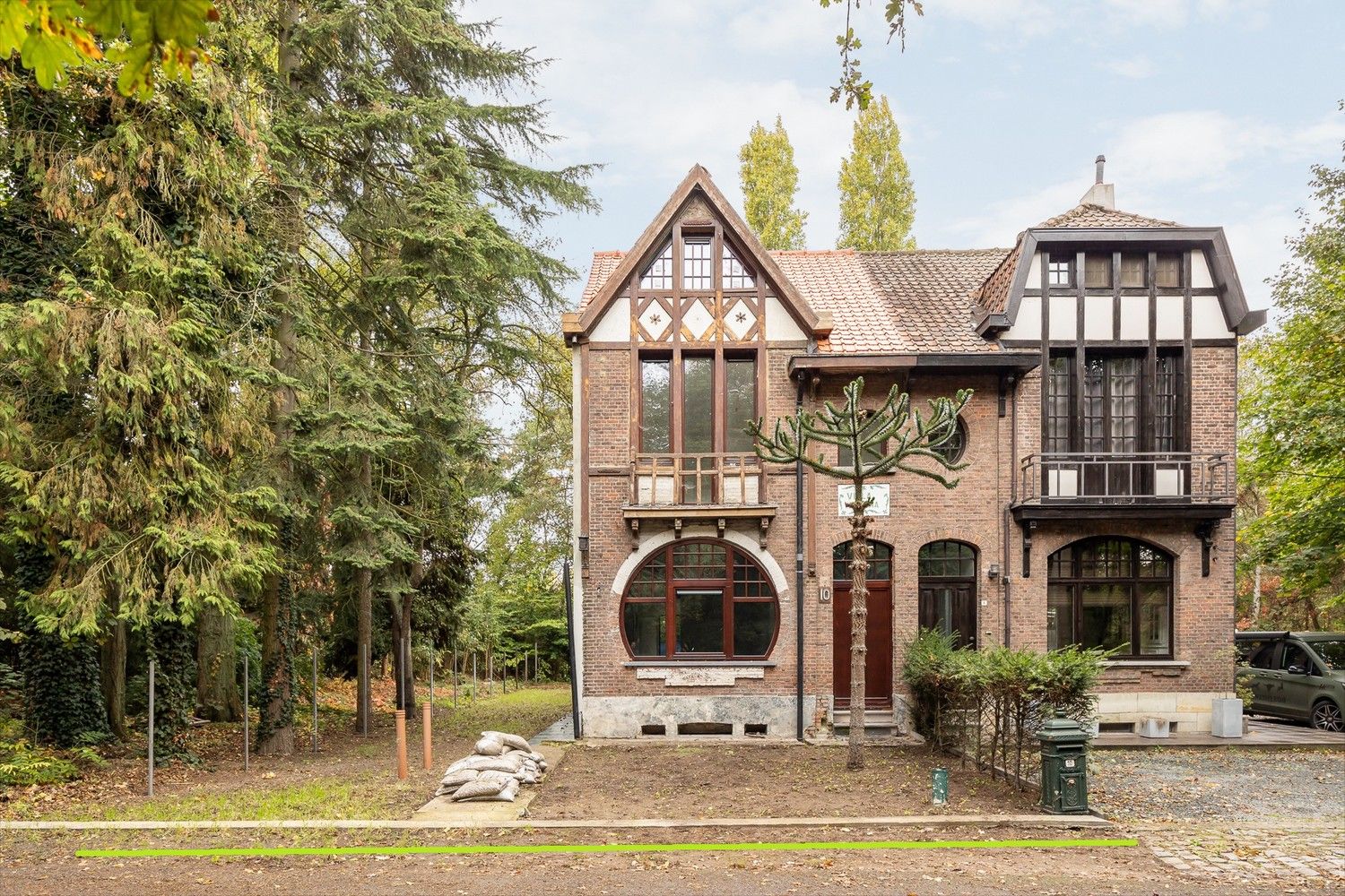 Karaktervolle halfopen woning in eclectische cottagestijl – EPC B – vergunde uitbreiding op toplocatie in Hoboken foto {{pictureIndex}}