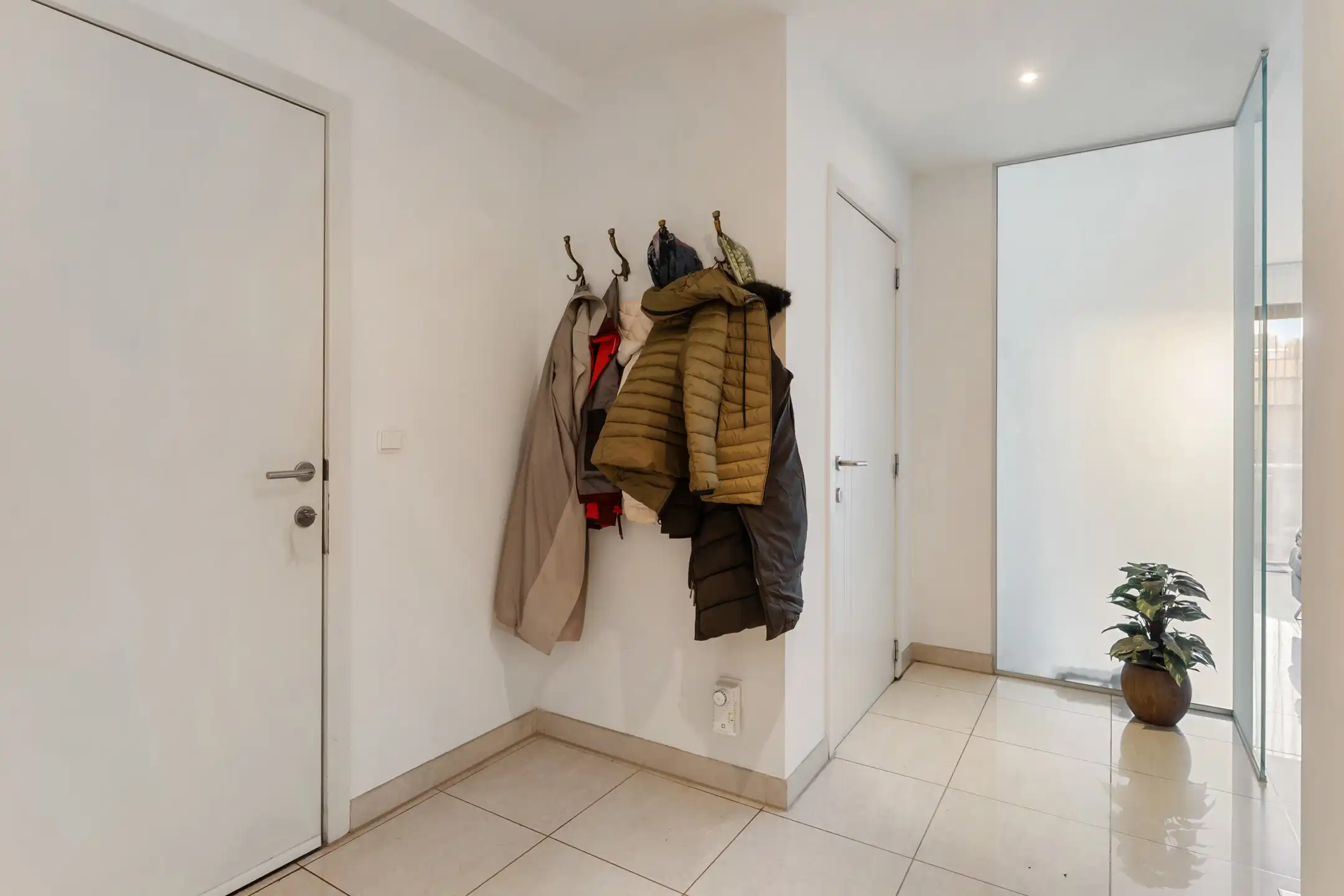 Gelijkvloersapp. met dubbele garage te Lanaken foto 2