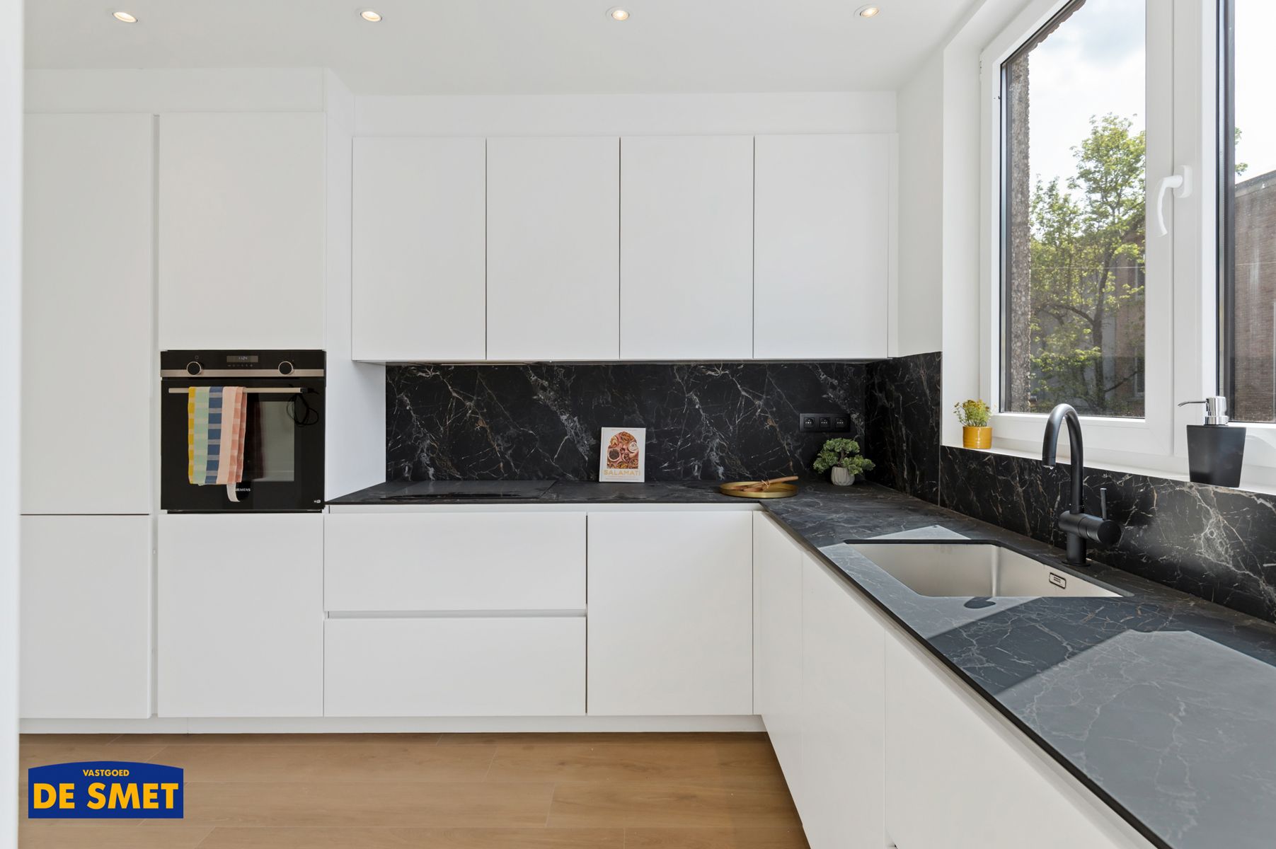Volledig vernieuwd appartement met terras pal in het centrum foto 8