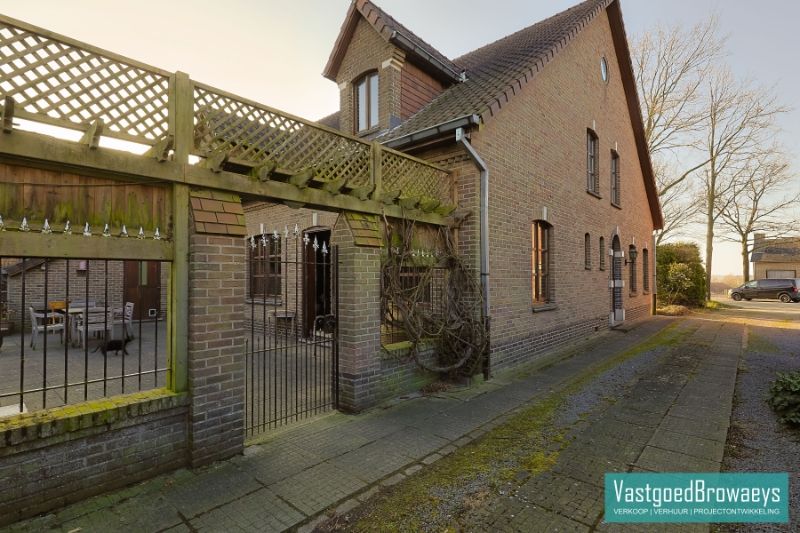 Te renoveren fermette omgeven in een oase van groen foto 2
