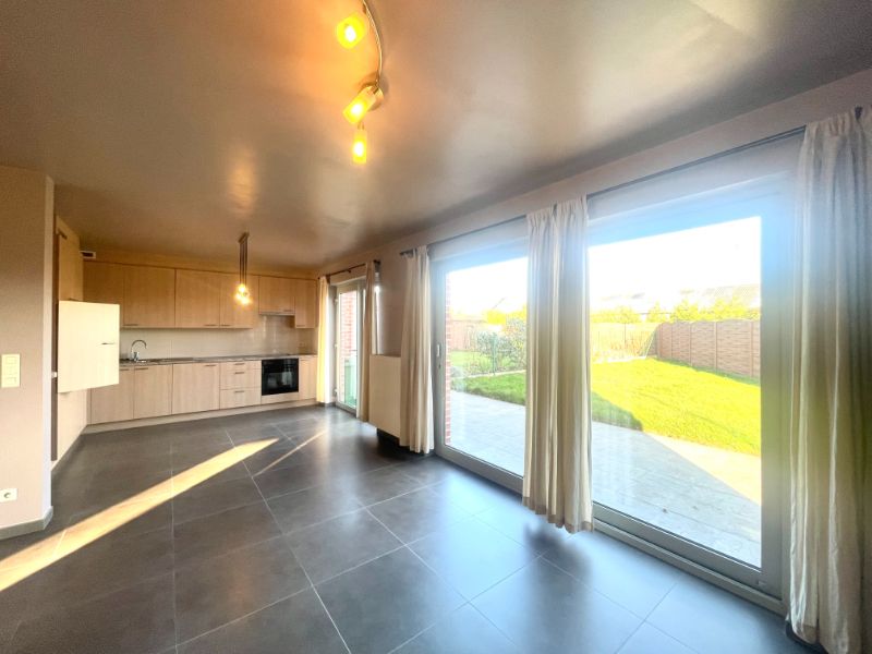 RECENTE HALFOPEN BEBOUWING MET DRIE SLAAPKAMERS EN GARAGE TE HUUR foto 3