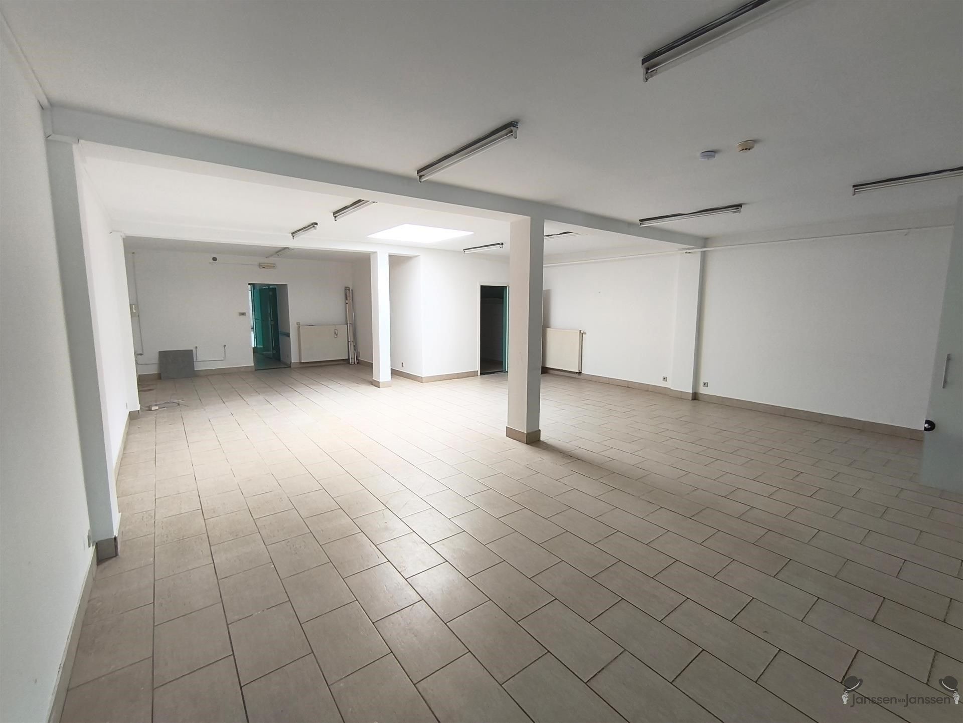 Handelspand met werkplaats & duplex appt foto 3