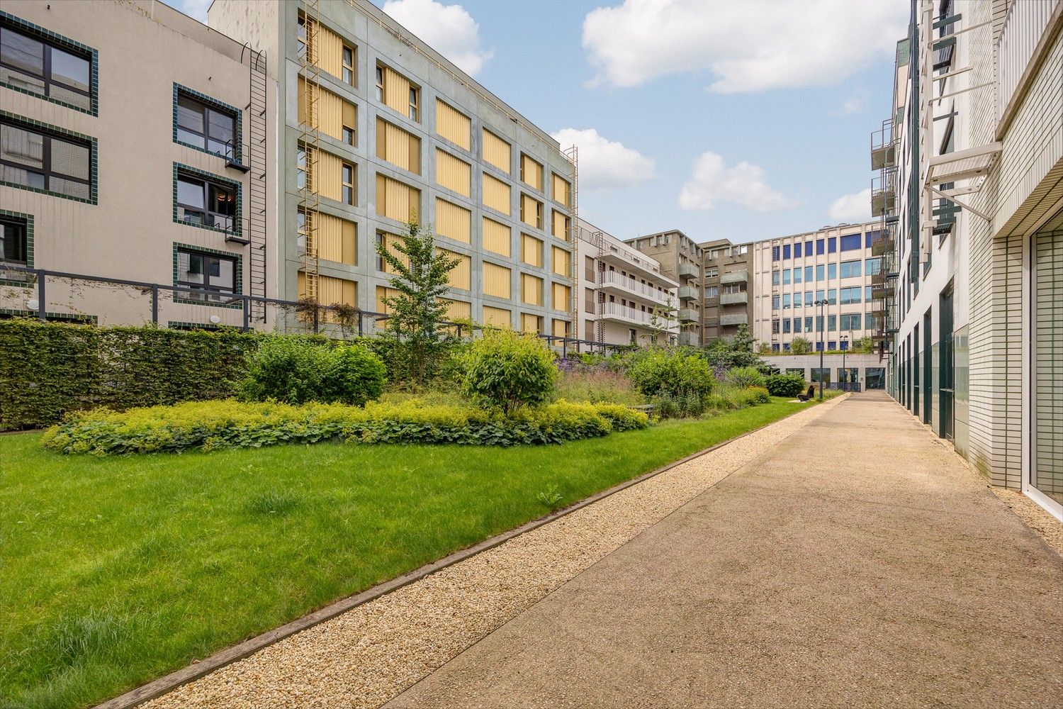 Ruim luxueus afgewerkt appartement met 2 slaapkamers, 2 staanplaatsen met laadpalen en berging foto 5