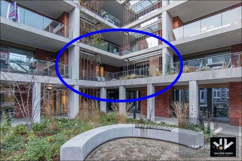 Zeer recent en bijzonder goed afgewerkt assistentie-appartement met 2 slaapkamers en een riant terras van 23m² met het beste zicht op de binnentuin in het hartje van Hasselt-centrum foto {{pictureIndex}}