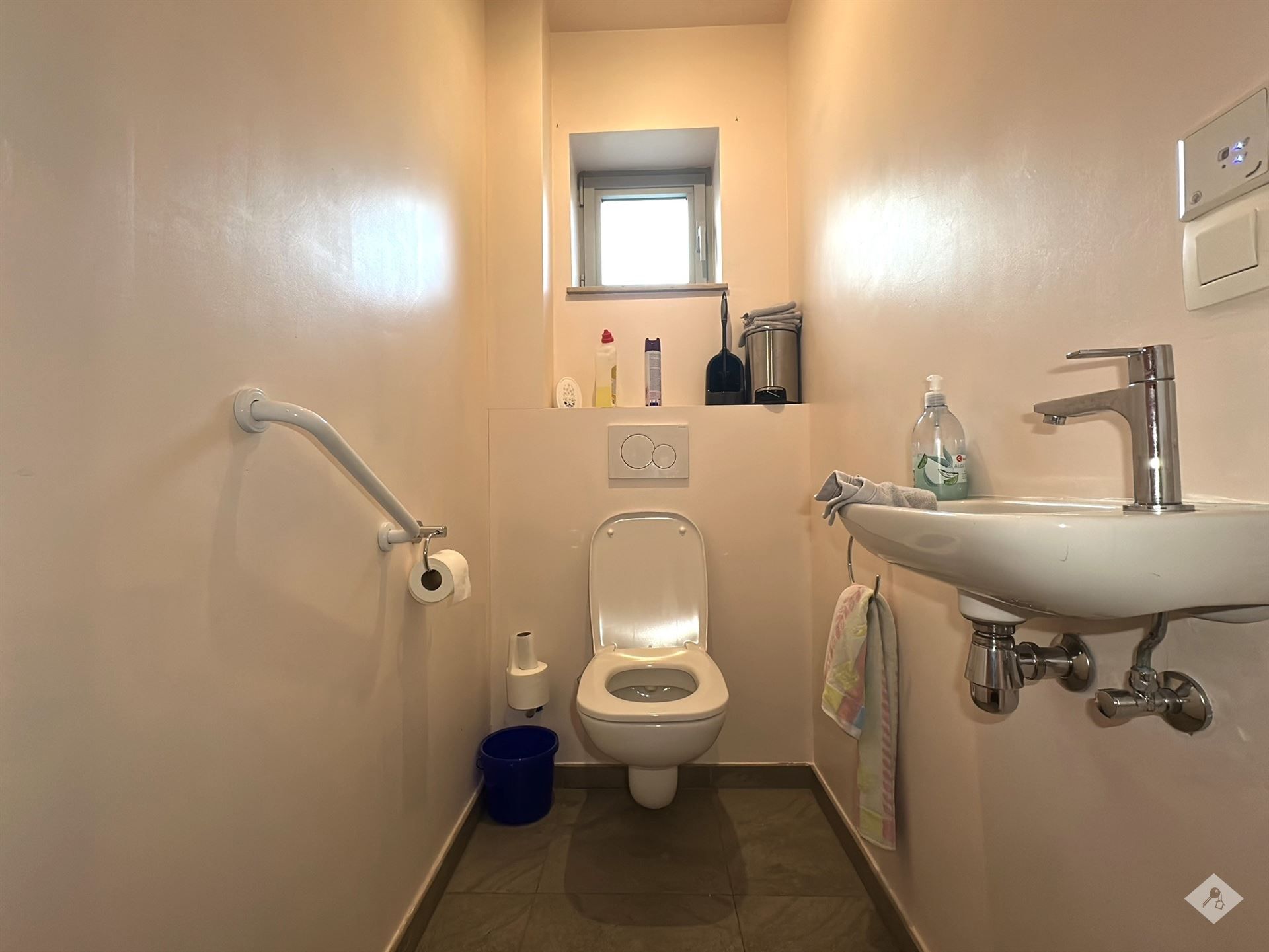 Ruim appartement met tuin, garage en buitenberging foto 5