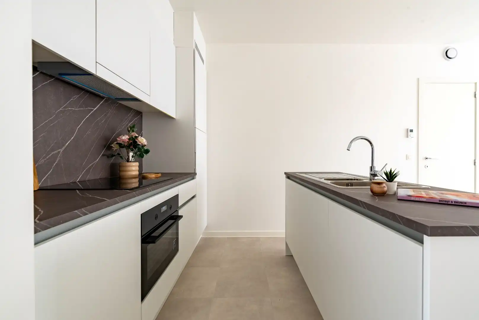 Prachtig nieuwbouw appartement met 2 slk en terras foto {{pictureIndex}}