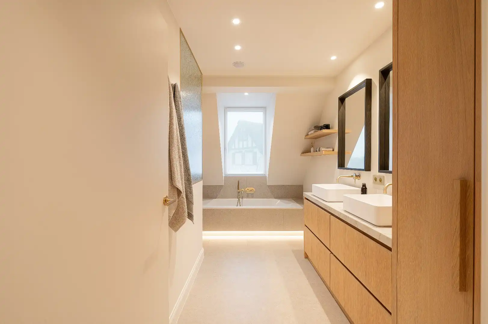 Ruime en elegante alleenstaande villa met luxe afwerking en zonnige tuin foto 20