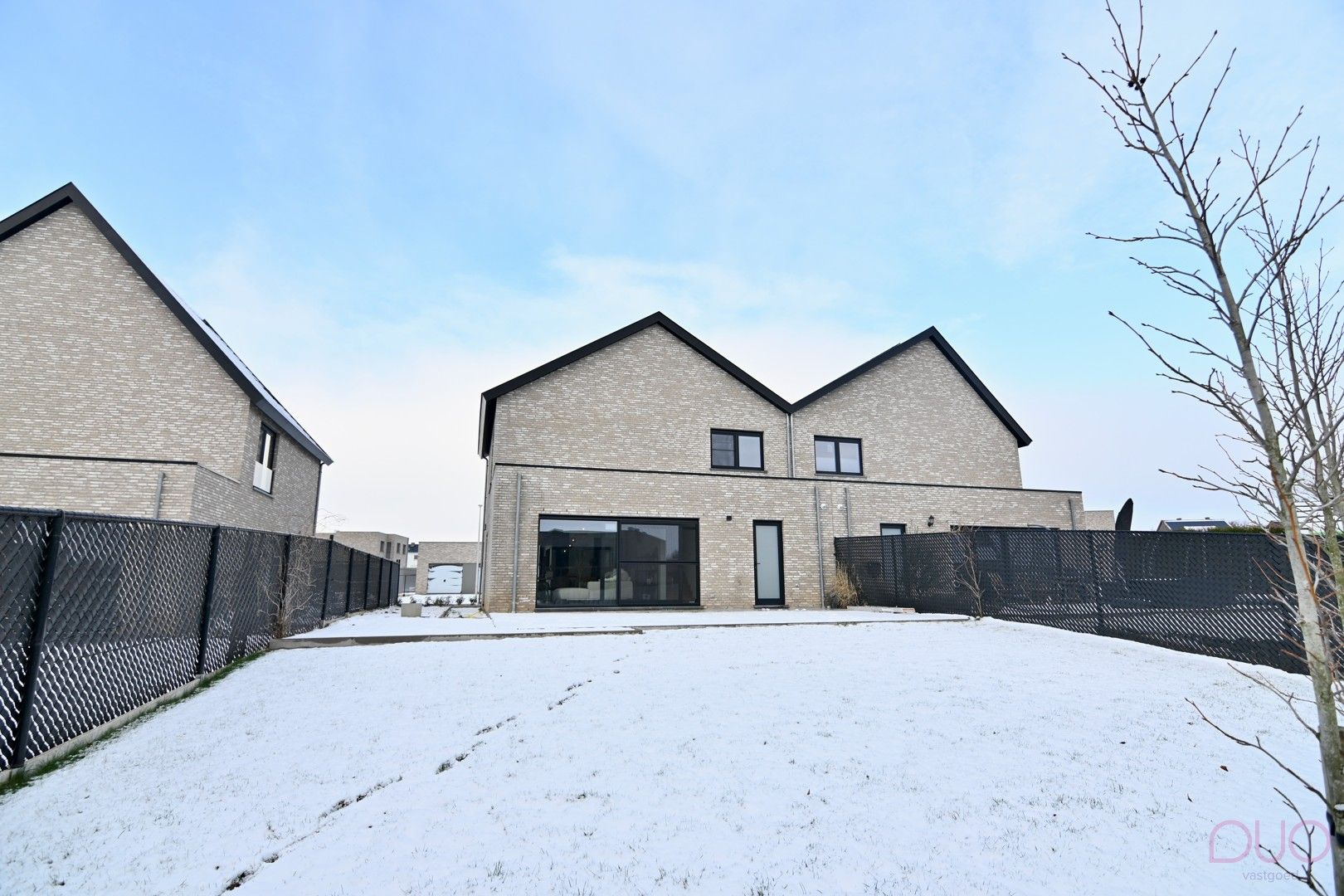 Instapklare halfopen bebouwing uit 2020 in Tongerse stadsrand. foto 24