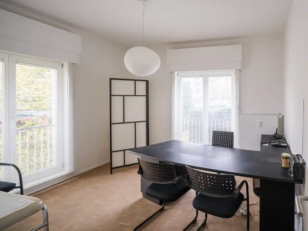 Ruim appartement of kantoorruimte met karakter, licht en een uitstekende ligging foto 3