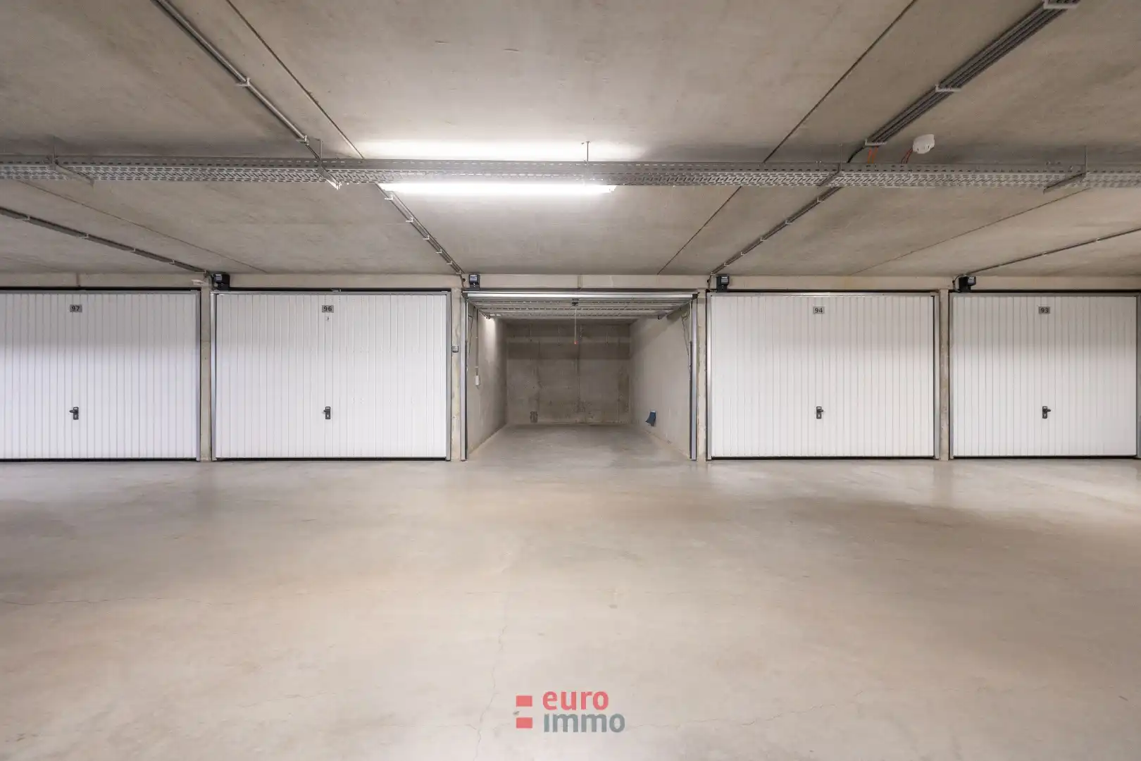 Goed gelegen en zéér vlot inrijdbare garagebox! foto 3