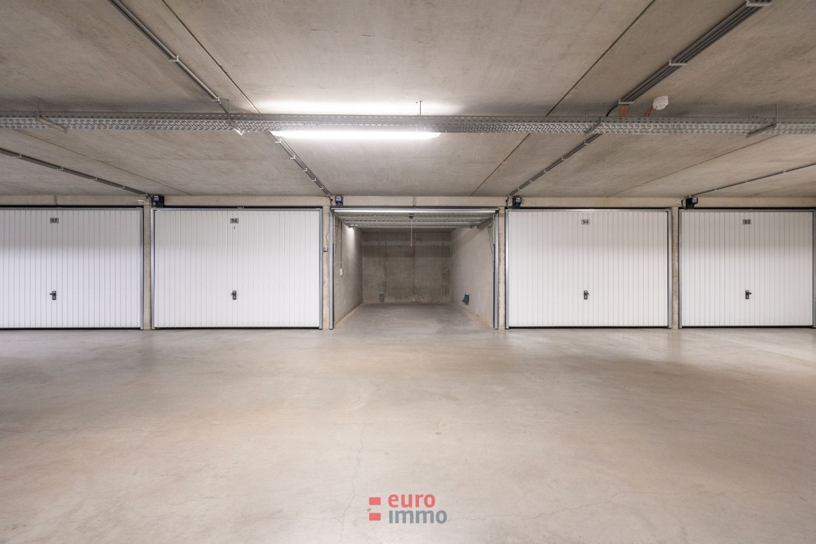 Goed gelegen en zéér vlot inrijdbare garagebox! foto 3