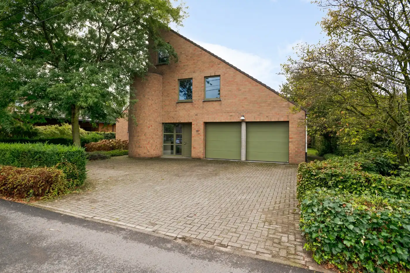 Vrijstaande architectenwoning met 5 slpk., atelier en dubbele garage op ruim perceel met zicht op de velden foto 2