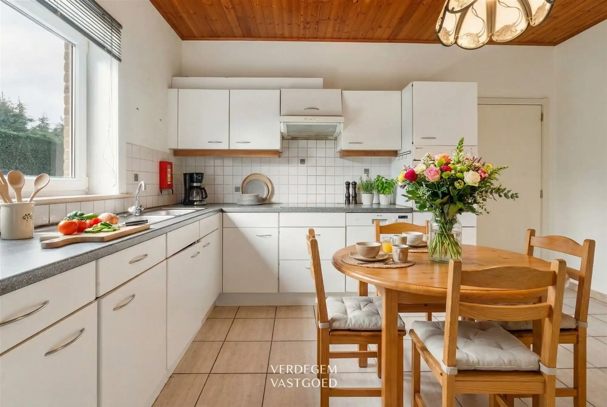 Rustig gelegen, vrijstaande woning met 6 slaapkamers op mooi perceel foto 4