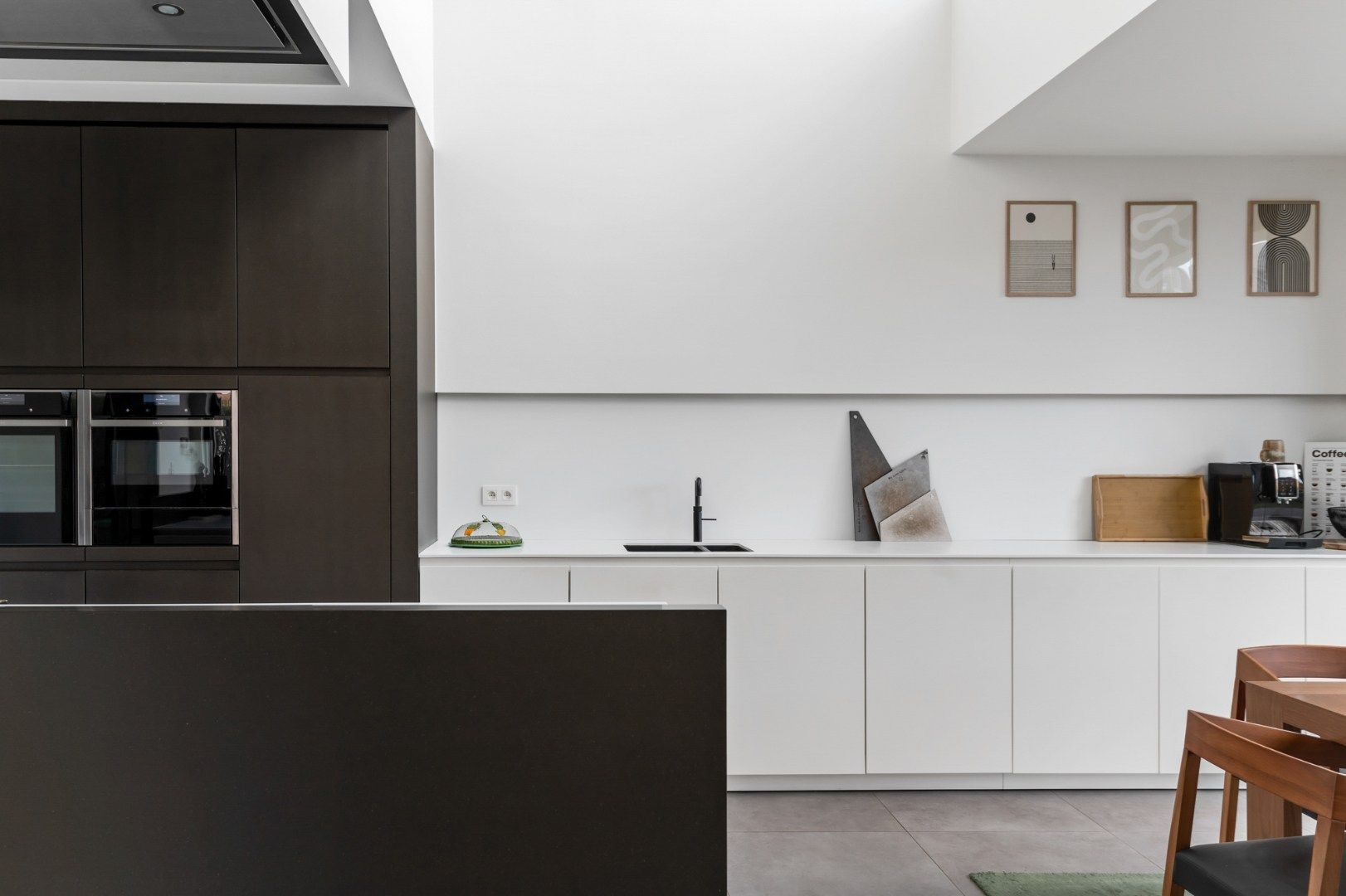 Volledig gerenoveerde woning van 197 m² met 2 à 3 slaapkamers te Wilrijk! foto 2