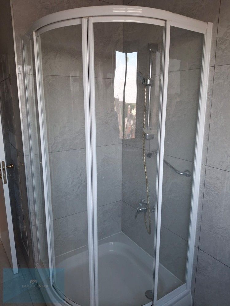 Te huur: Ruim 3-slaapkamer appartement in hartje Genk – Sint-Martinusplein foto 4