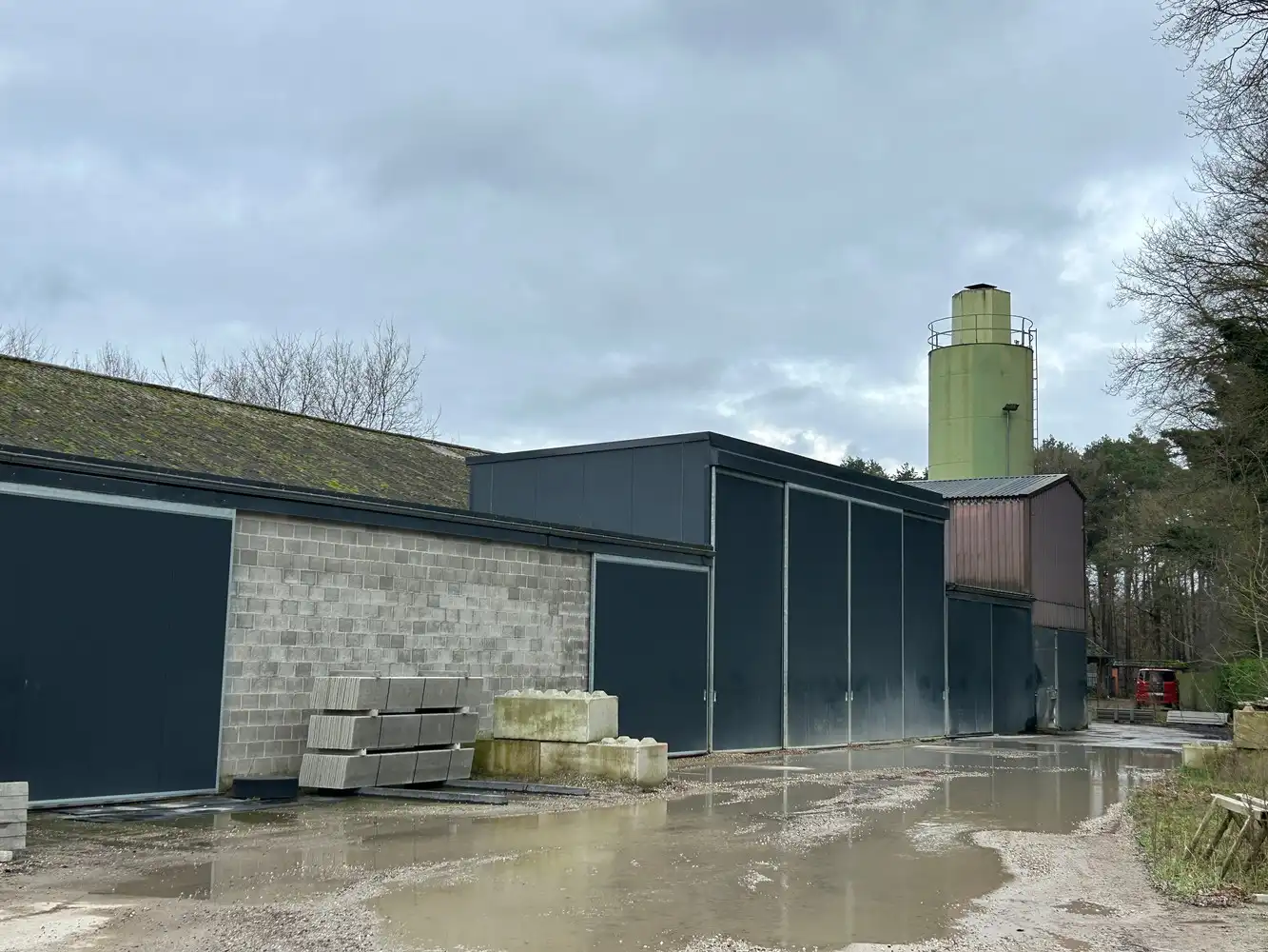 BEDRIJGSPANDEN MET KANTOREN EN MACHINES EN ROLLEND MATERIEEL foto 16