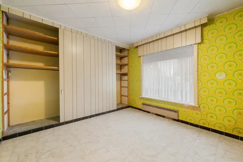 Westrozebeke-centrum. Te renoveren half open bebouwing, uitzonderlijke grote woning met veel bergruimte en garage. Potentieel als woonruimte 165-225m2. Tuin en tuinhuis. foto 8