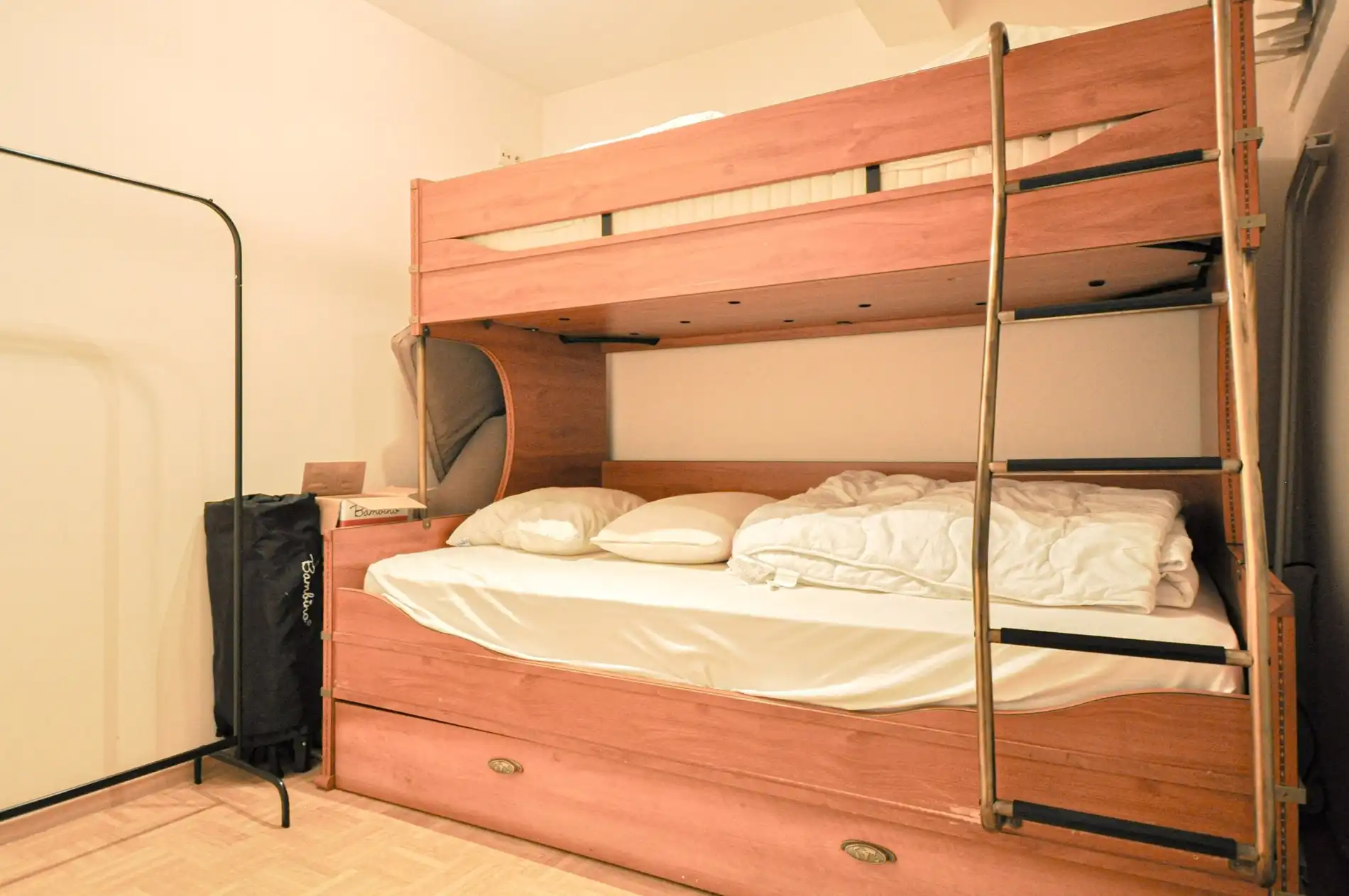 Lichtrijk appartement met een ruim zuidwest gericht terras gelegen nabij het commercieel centrum en het strand. foto 16