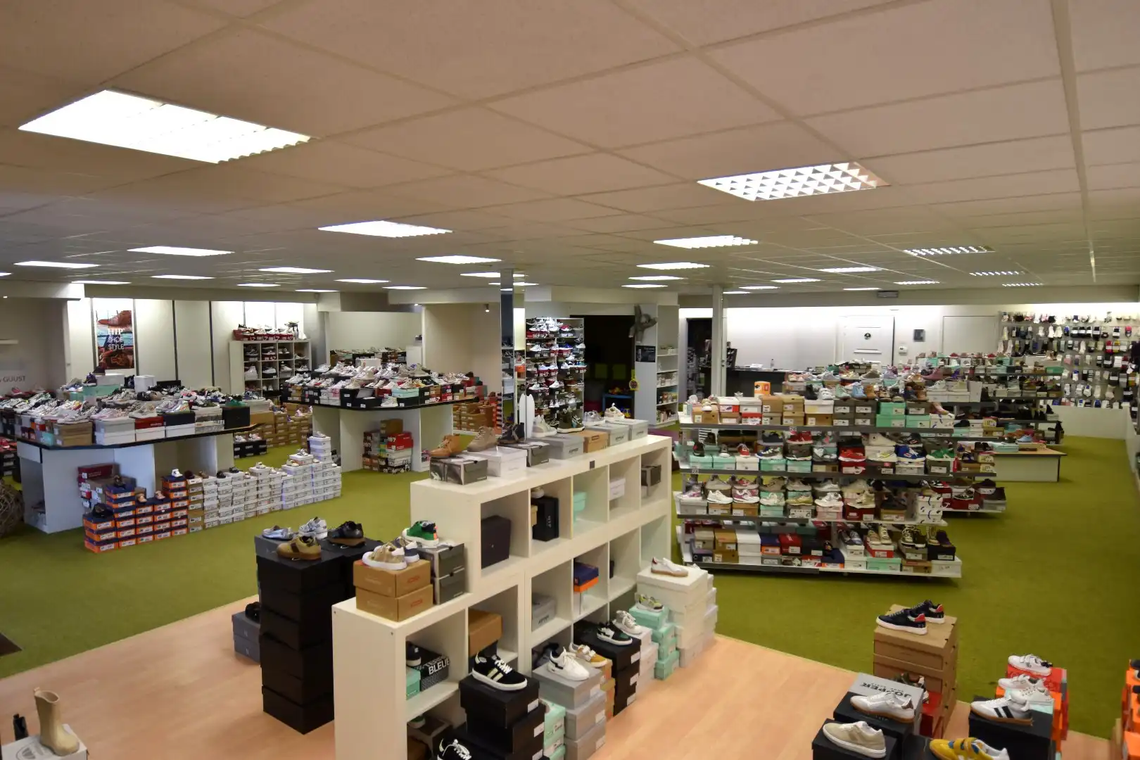 Ruim commercieel pand voor winkel, kantoor,... met parkeergelegenheid voor de deur foto 4
