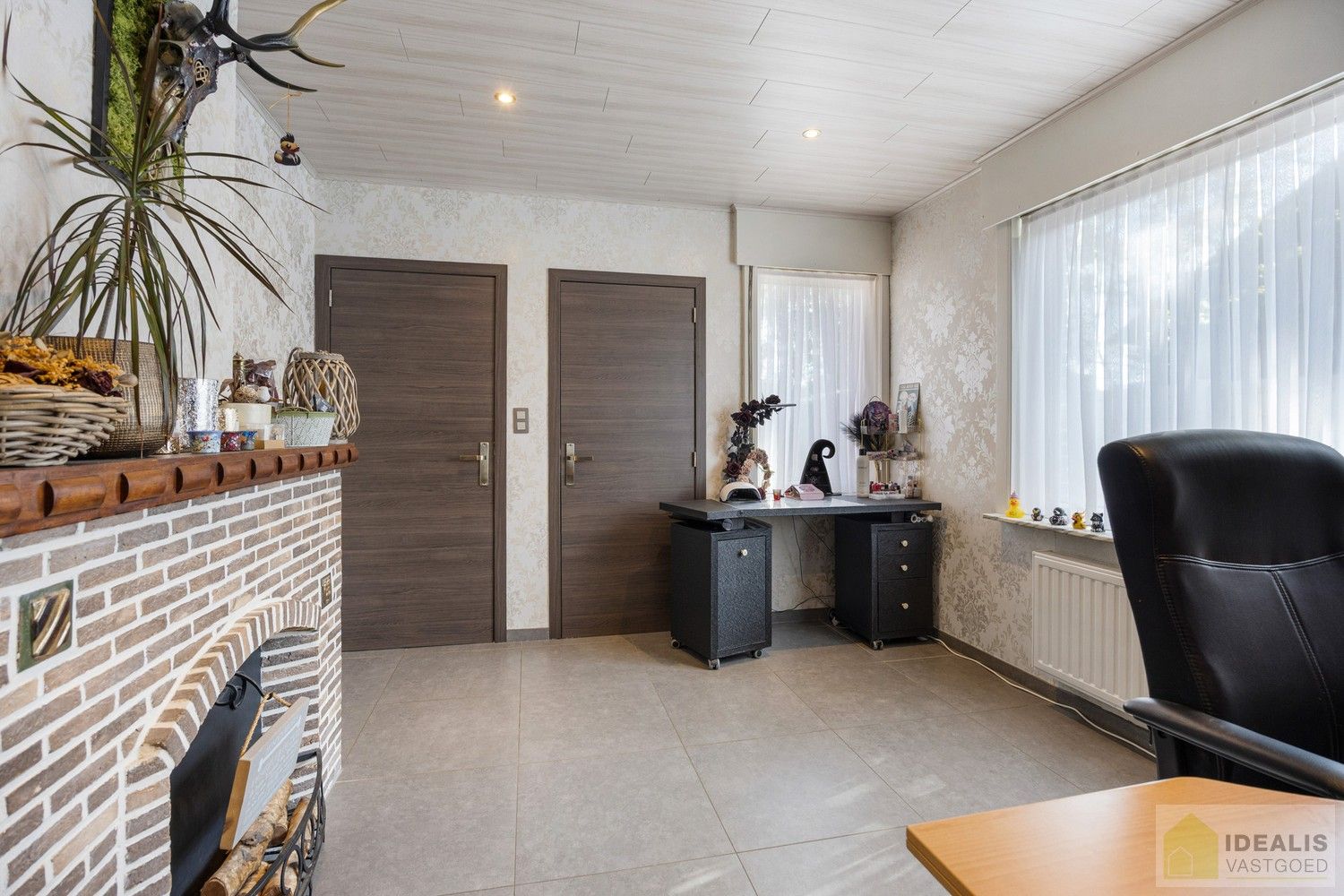 IDEALIS VASTGOED – RECENT GERENOVEERDE WONING (2021) OP EEN PERCEEL VAN MAAR LIEFST 8A92CA OP EEN ZEER GUNSTIGE LOCATIE! Deze ruime woning met een netto bewoonbare oppervlakte van +- 170m² bevindt zich langs de Paalseweg in Hulst, deelgemeente van Tessenderlo-Ham. Naast de perfecte ligging is het een prachtig afgewerkte woning met een royale leefruimte, zeer ruime open keuken, 3 slaapkamers en badkamer. Een uniek aanbod voor wie op zoek is naar een volledig gerenoveerde instapklare woning. foto 12