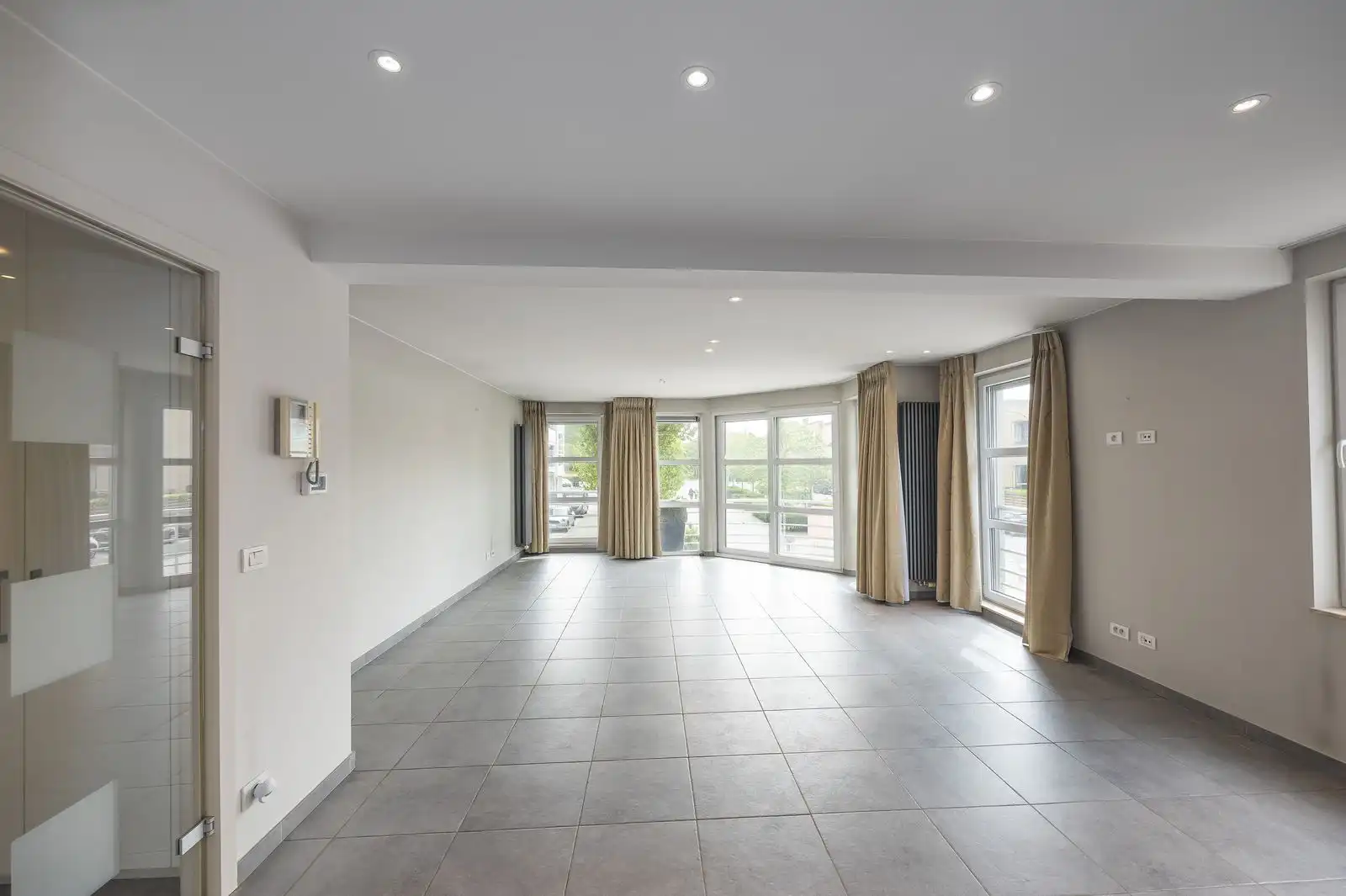 Ruim en instapklaar 3-slaapkamerappartement in hartje Oostende foto 2