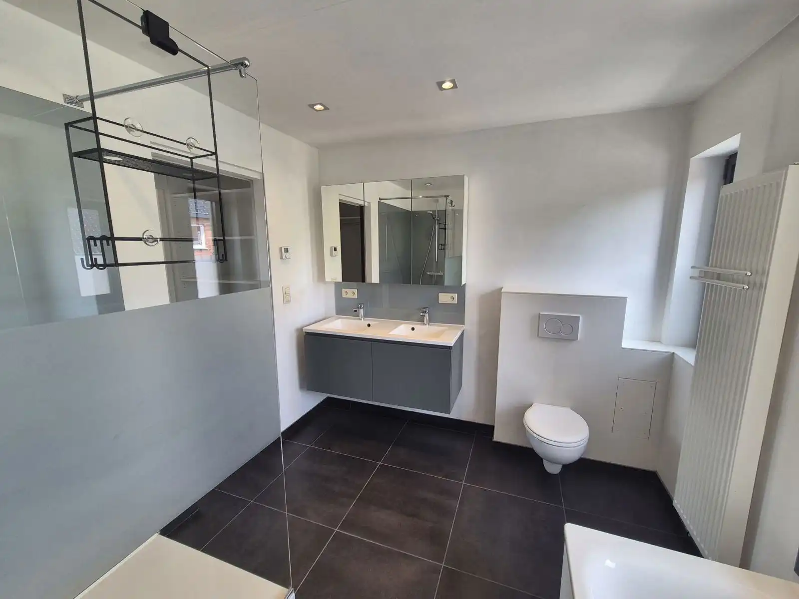 Halfopen bebouwing met 2 slaapkamers, tuin en garage foto 12