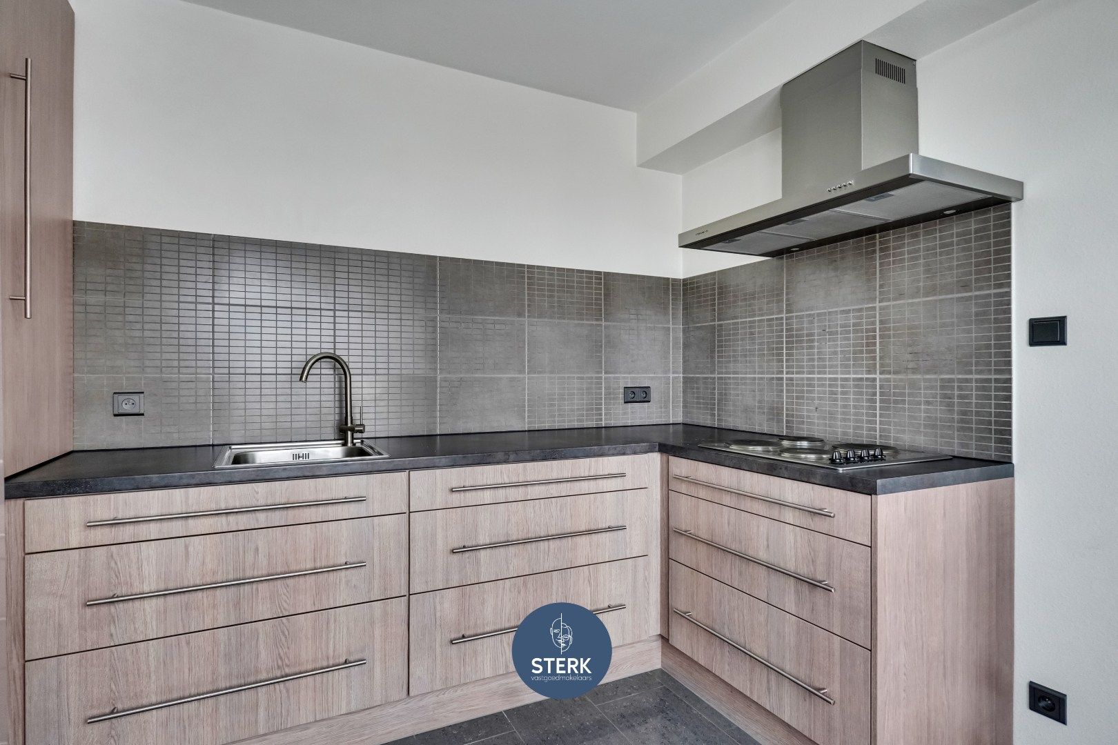 INSTAPKLAAR APPARTEMENT MET 2 SLPKS OP EEN CENTRALE LOCATIE TE REKEM !  foto 10