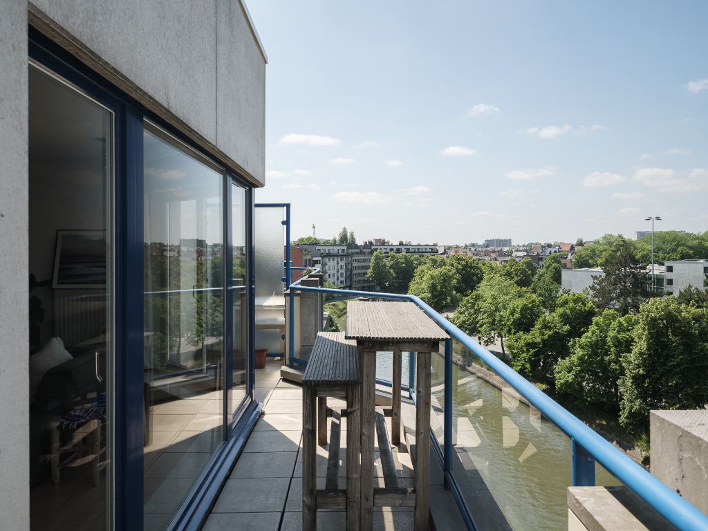 Licht op te frissen penthouse met 4 slaapkamers, meerdere zonneterrassen en een adembenemend uitzicht over de Leie en de Bijloke. Aankoop staanplaats. foto 6