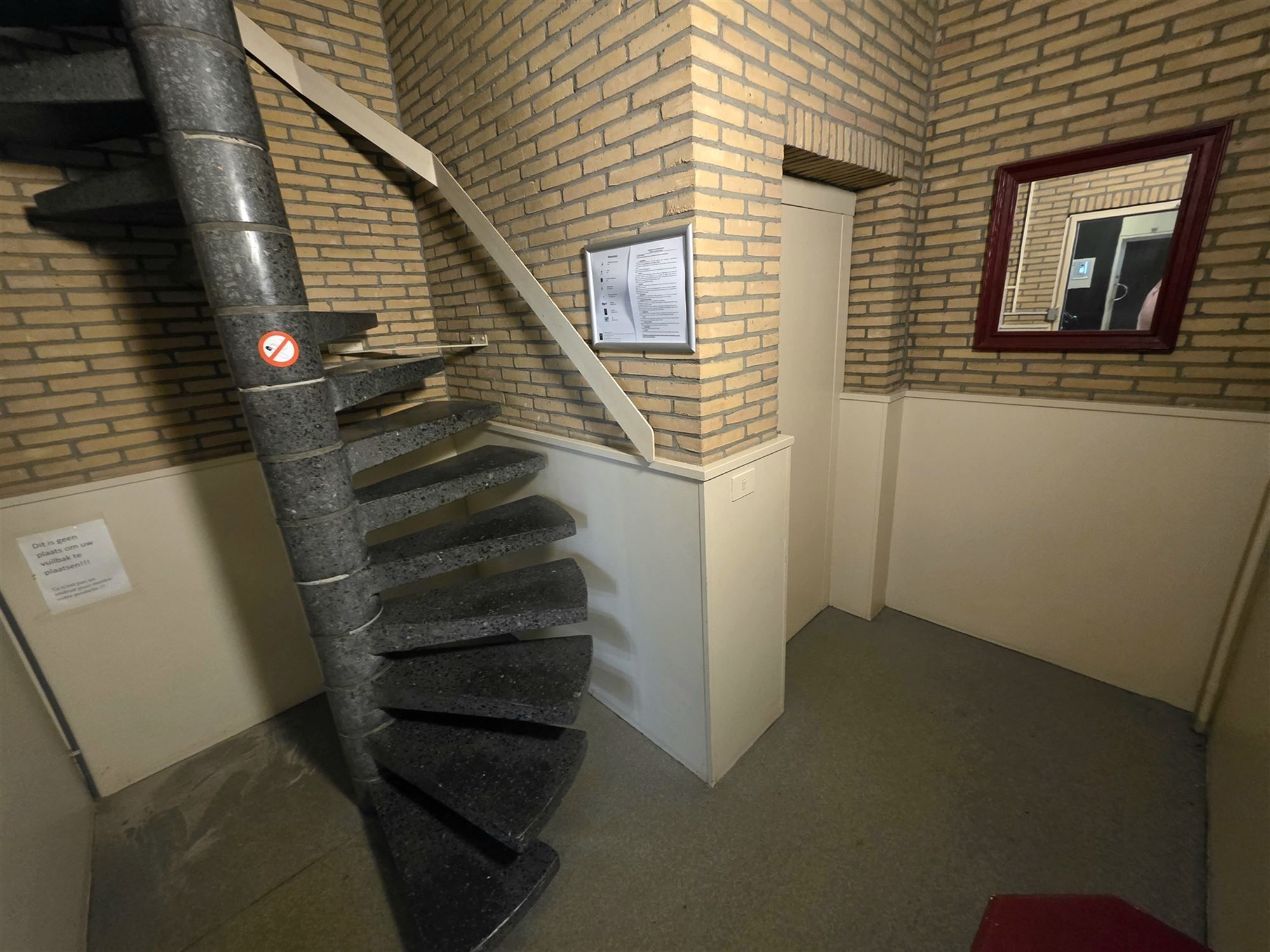 Ruim 2-slaapkamer appartement met overdekte garage. foto 4