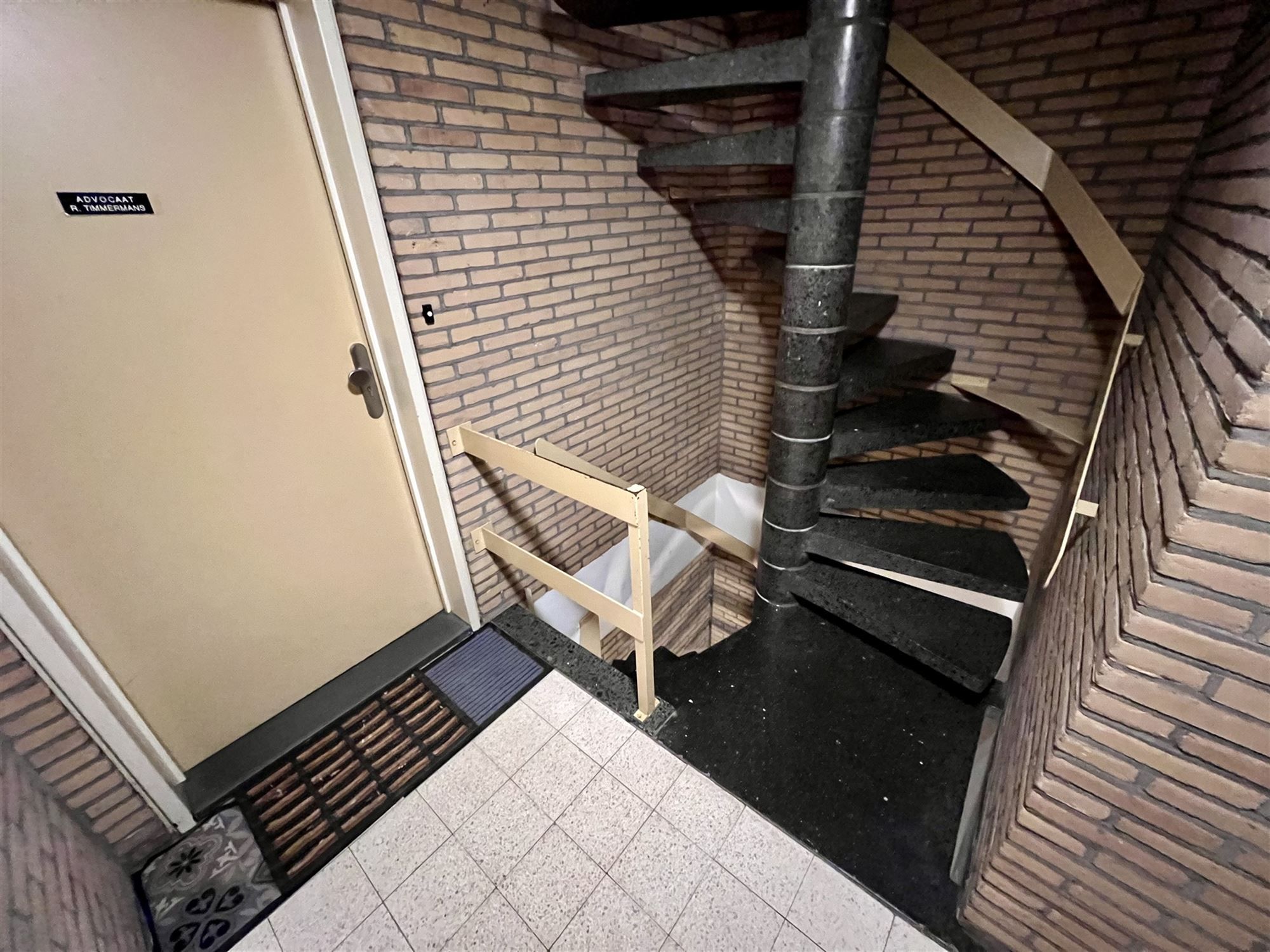 Ruim 2-slaapkamer appartement met overdekte garage. foto 4
