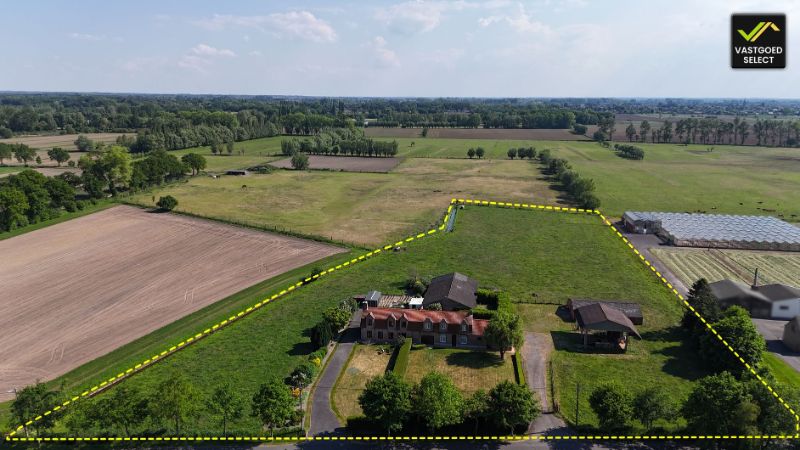 Hoofdfoto van de publicatie: Vastgoed Select: Authentieke hoeve op 15.601 m² te koop in Damme - unieke ligging aan Damme Golf