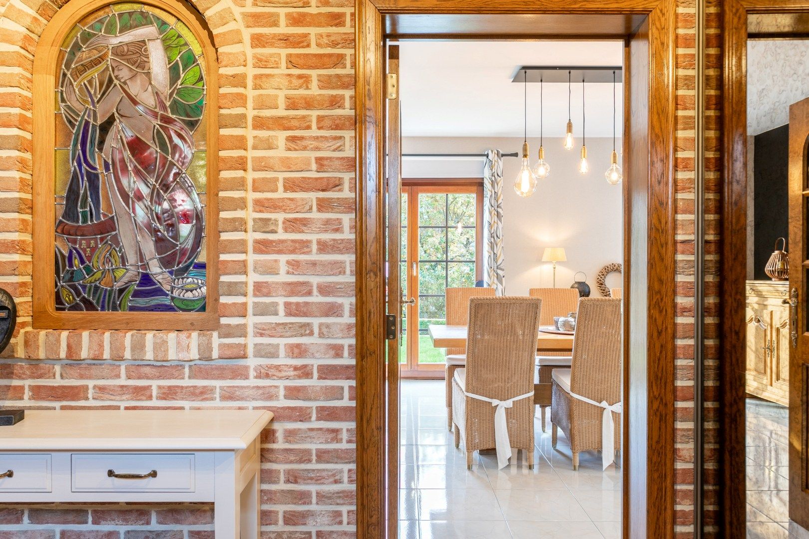 Charmante instapklare woning met 3 SLPKS, tuin & garage foto 3