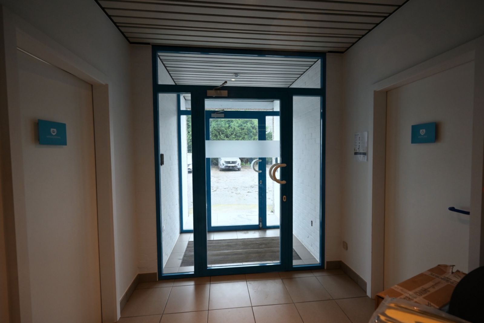 Bedrijfs-/ kantoorgebouw (275m2) met veel parkeergelegenheid! foto 2