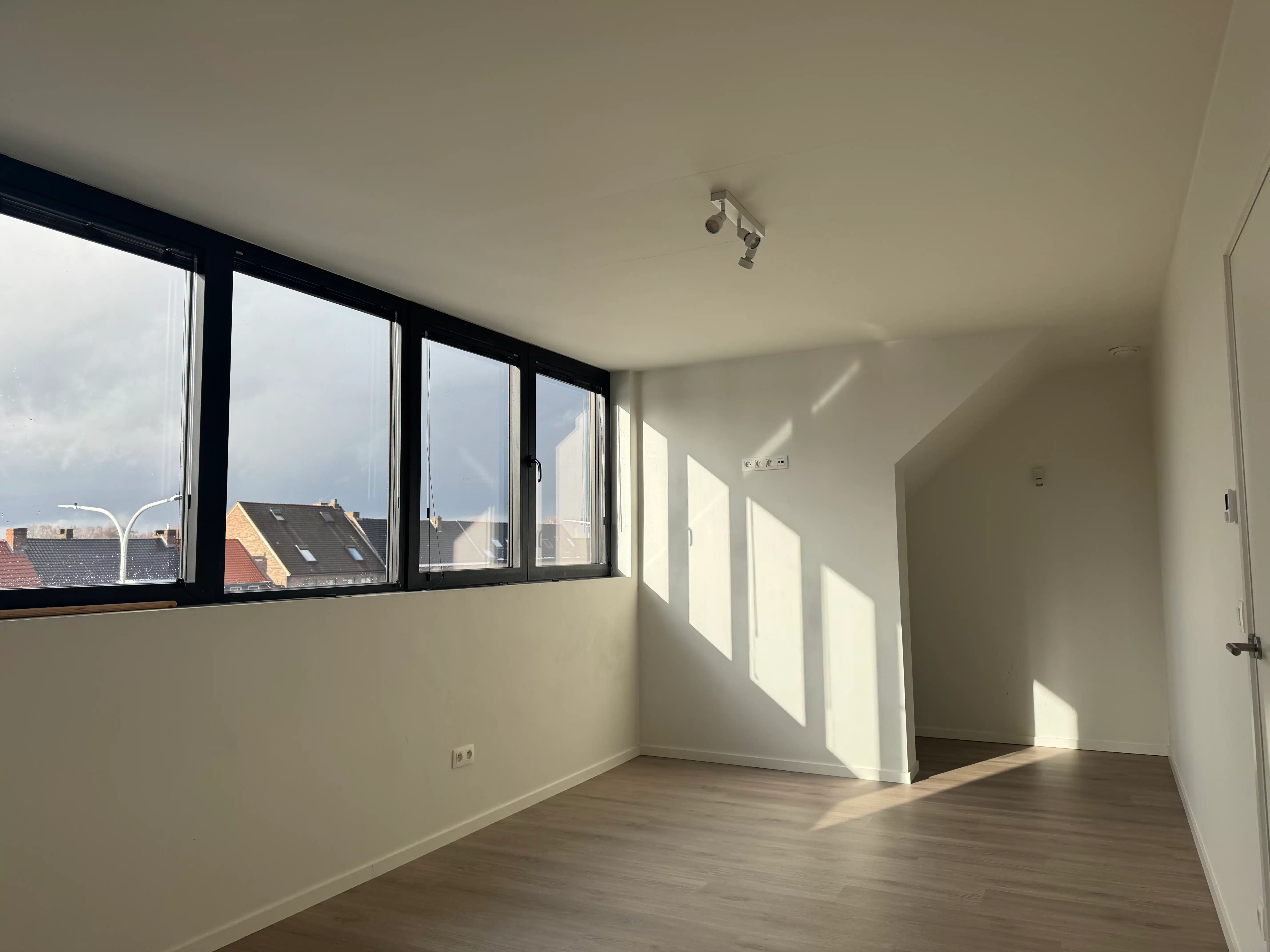 Modern appartement met 1 slaapkamer en een ruim terras foto 8