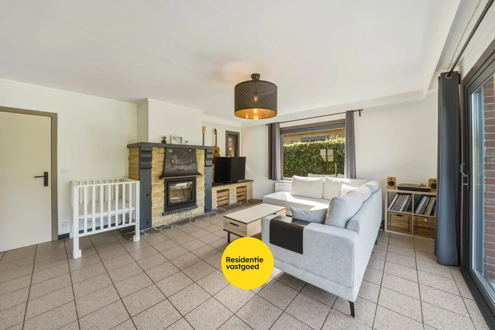 Instapklare ruime bungalow met zongerichte tuin in hartje Oudenburg! foto 4