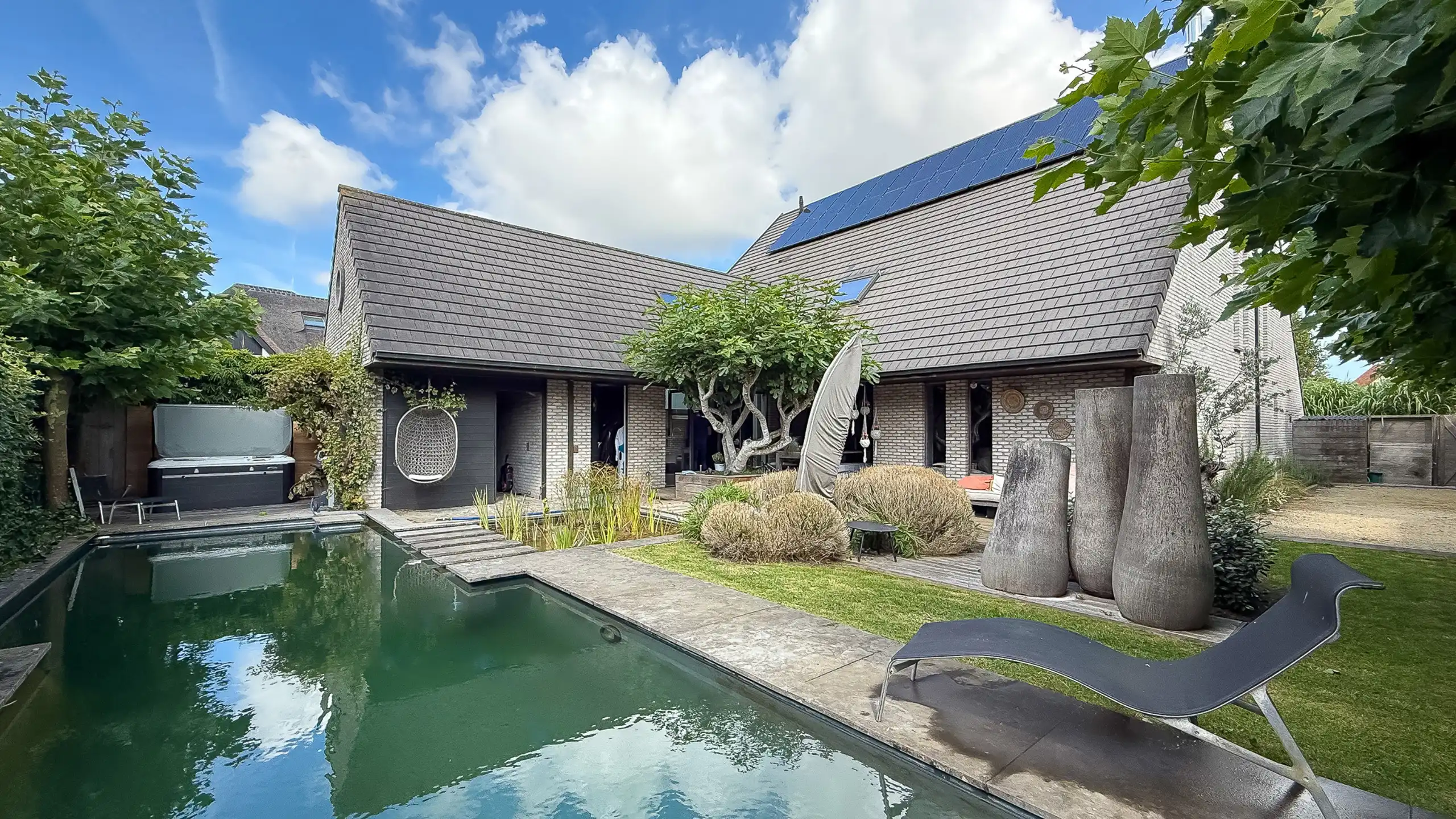 Villa met privé- en praktijkgedeelte – stijlvolle tuin foto 2