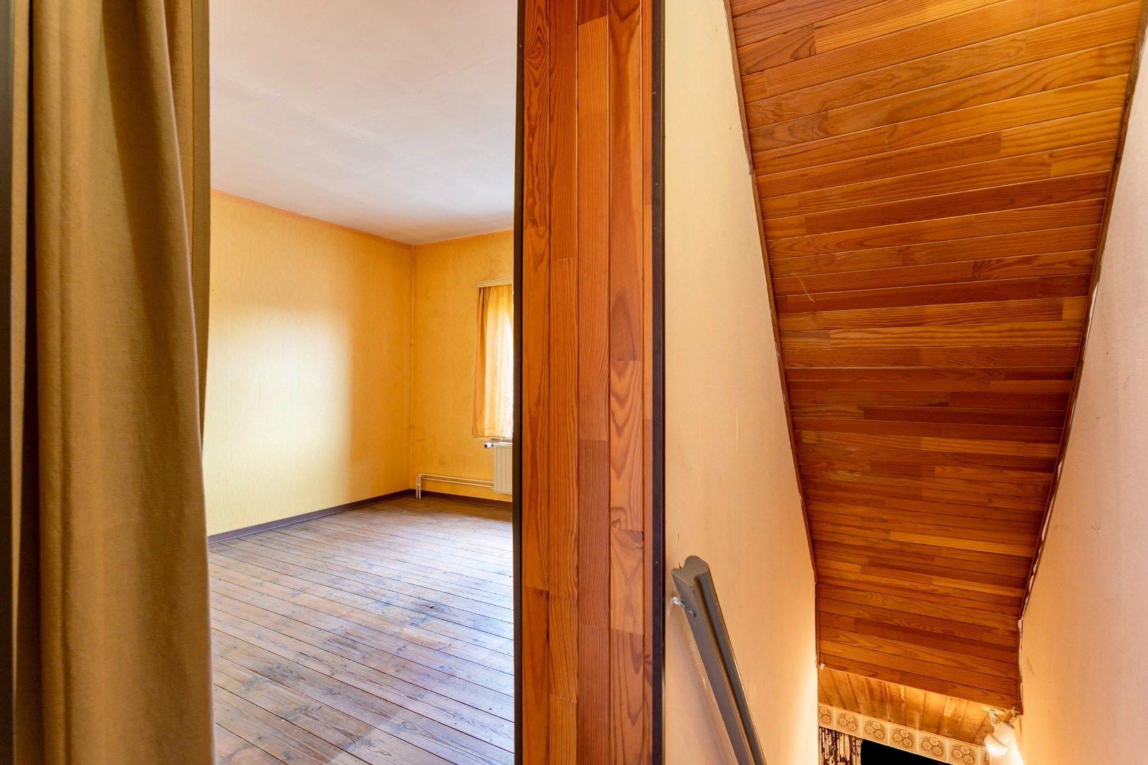 Te renoveren woning met veel potentieel foto 14