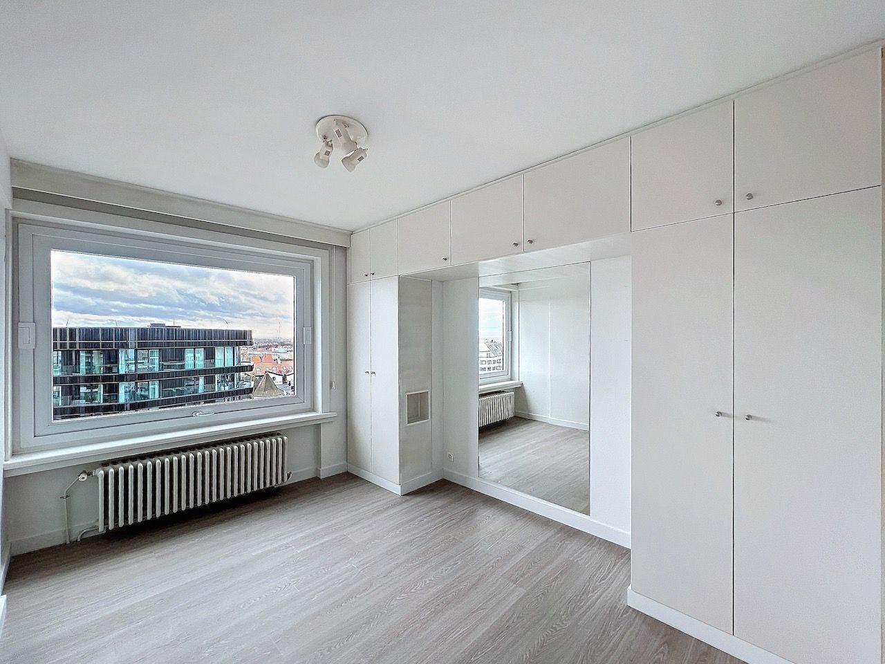 Prachtig gelegen, zeer goed georiënteerd hoekappartement met zicht op zee over het Heldenplein. foto 18