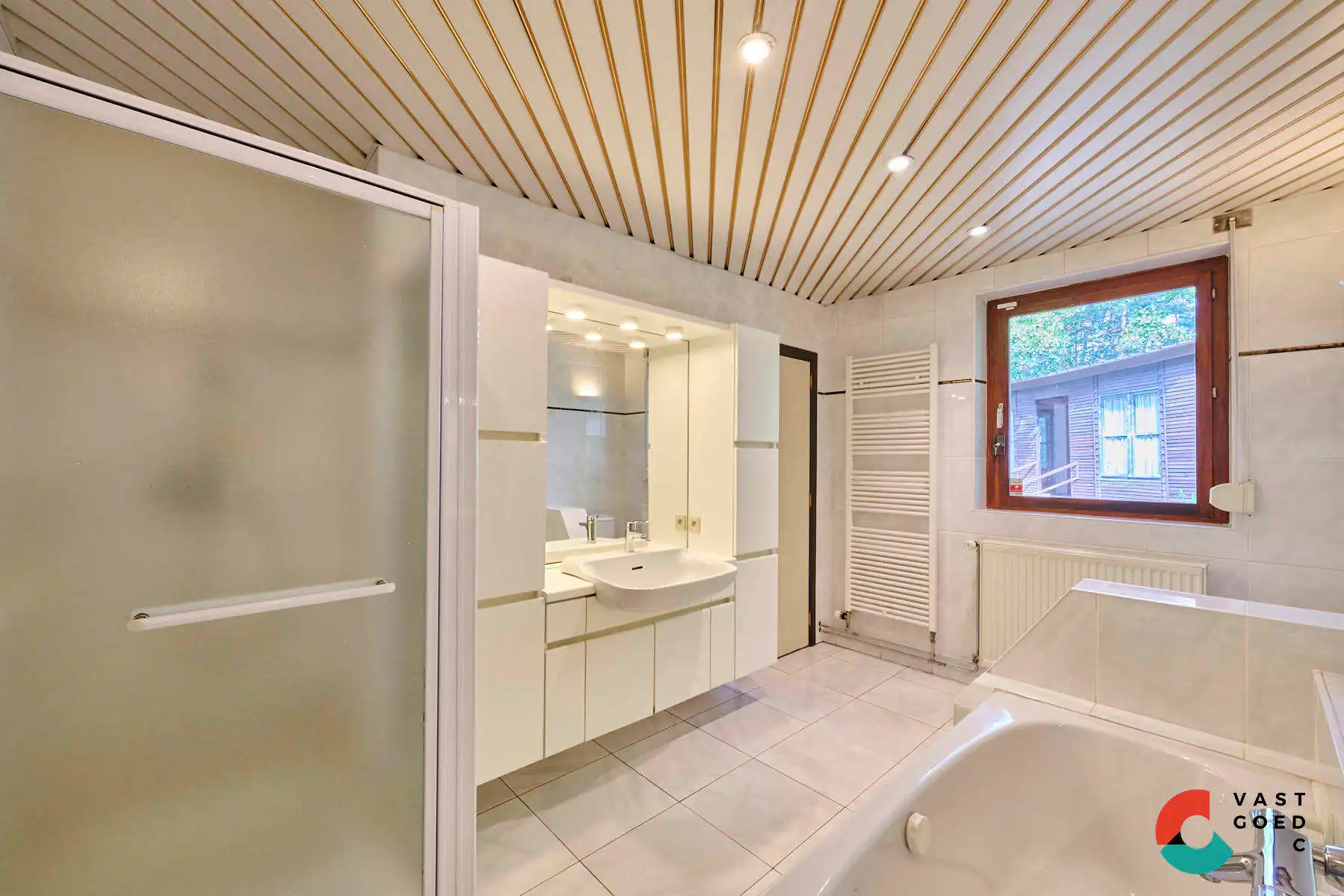 Knap landhuis op een bosrijk perceel van 58,63 are foto 10