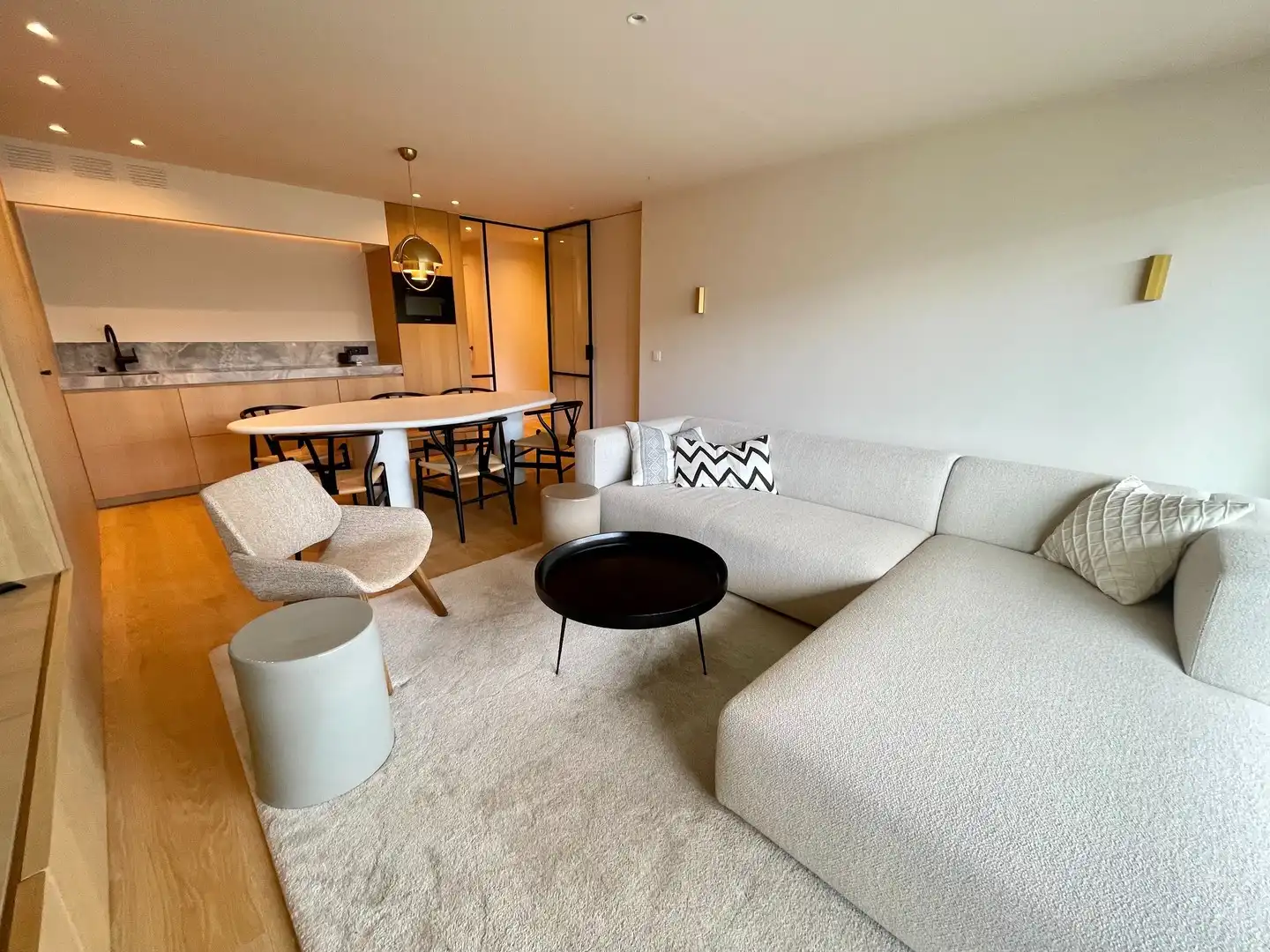 Prachtig afgewerkt, gemeubeld twee slaapkamer appartement heel goed gelegen op de Kustlaan. foto 3