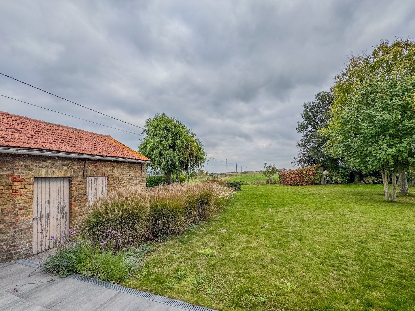 Prachtig gerenoveerde woning met 4 slaapkamers, dubbele carport en tuin. foto 25