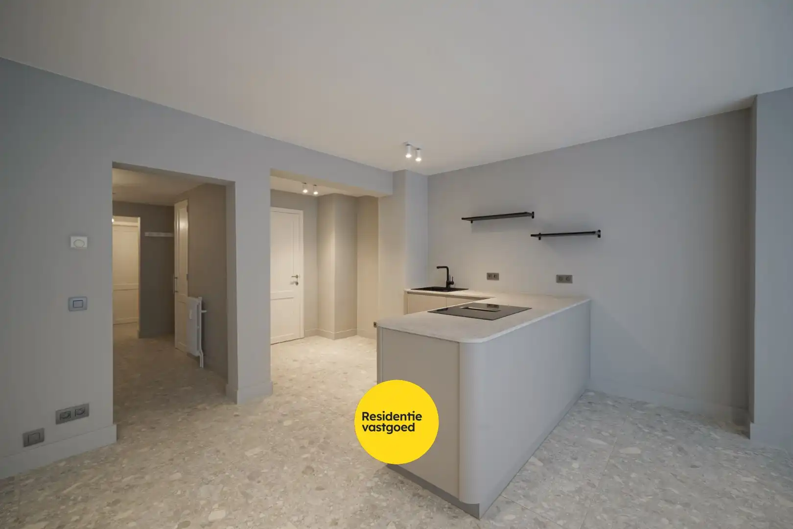 Gerenoveerd 2-slpk appartement met balkon en lift in Oostende foto 7