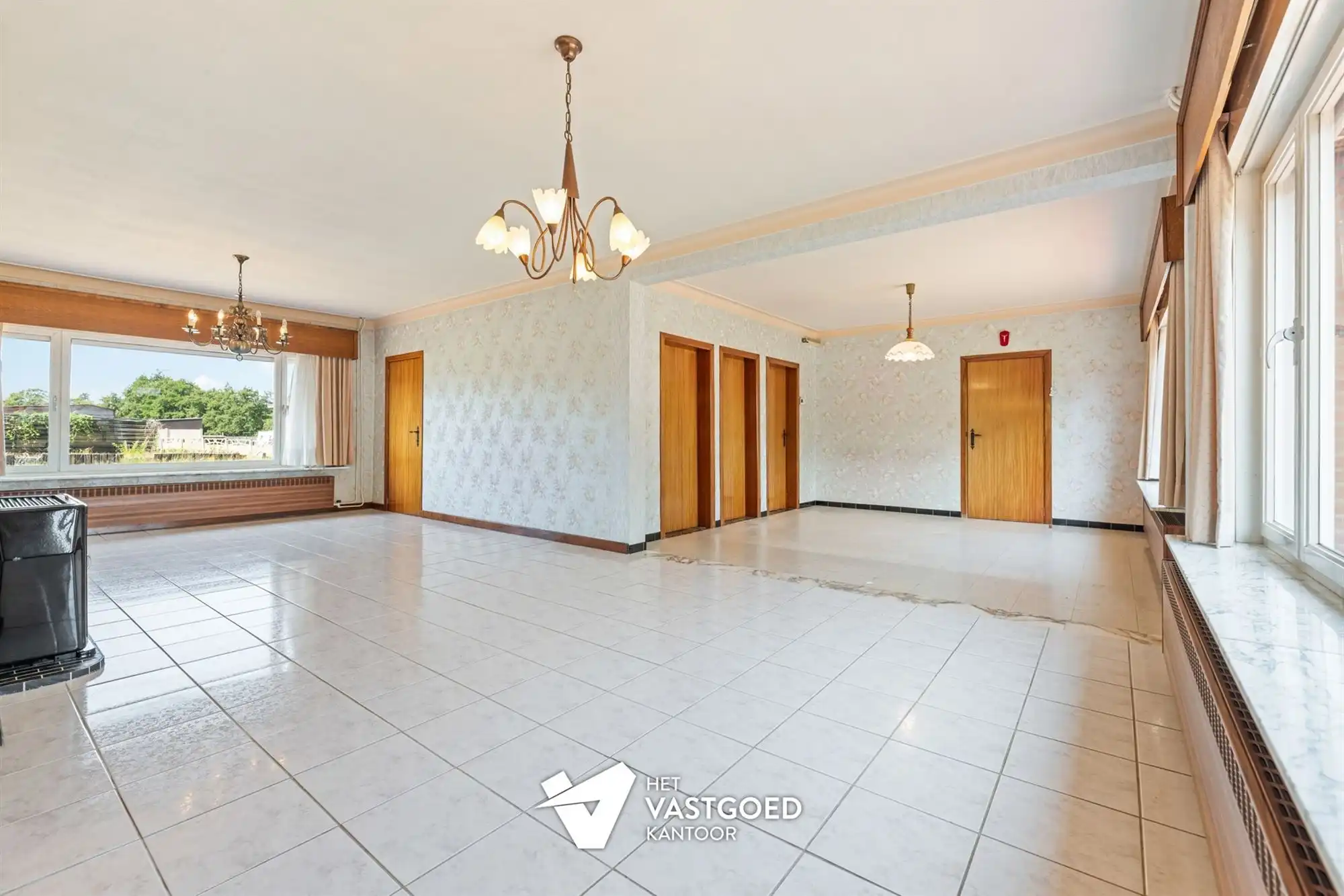RUIME, STATIGE WONING OP GROENE LIGGING MET RUIM PERCEEL foto 5