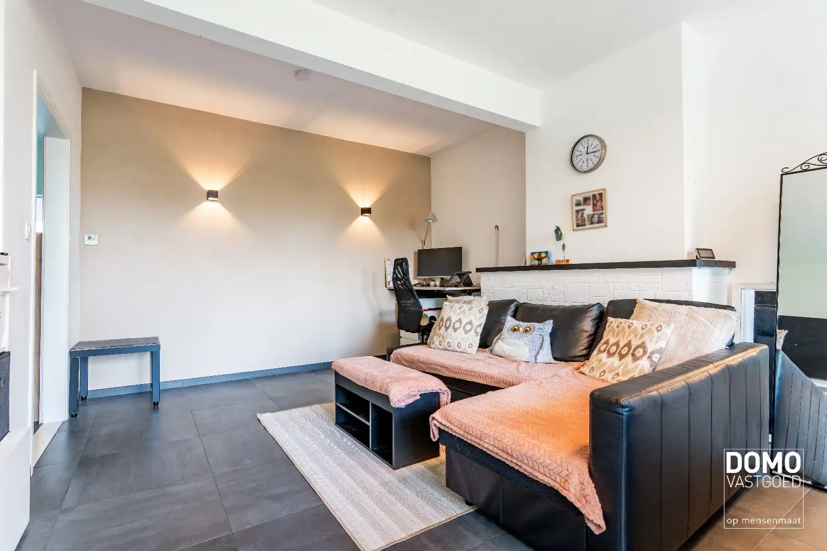 RUIM APPARTEMENT MET 2 SLAAPKAMERS, 2 ZOLDERKAMERS EN 2 GARAGES TE RUNKST foto 3