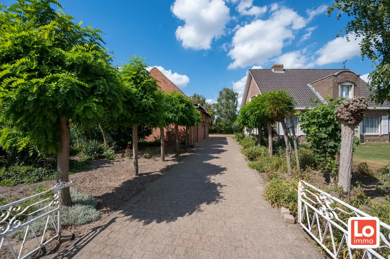 VERKOCHT! Ideaal gelegen groot perceel bouwgrond/projectgrond in het centrum van Kalken! foto 6