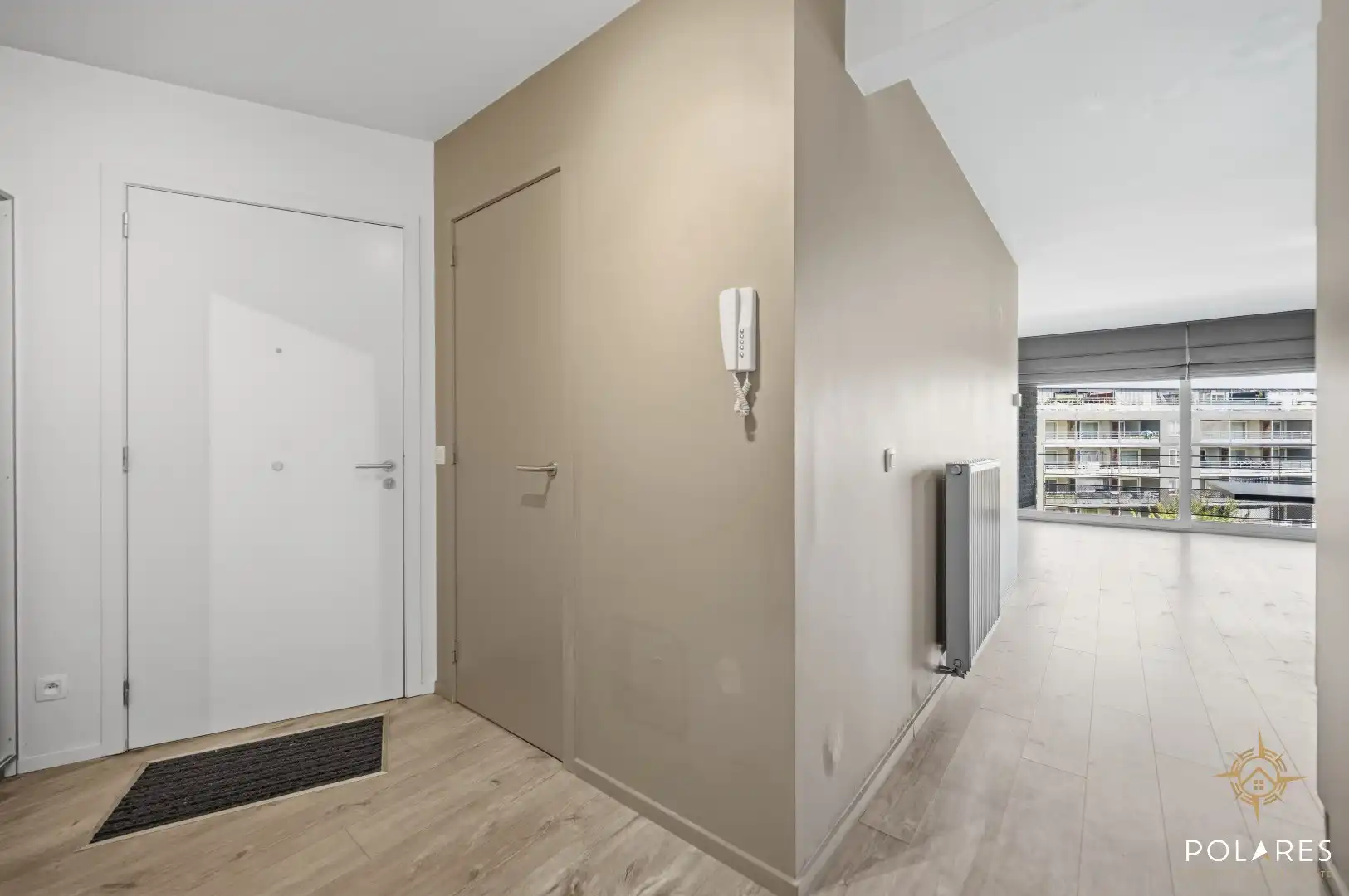Instapklaar 2-slpk appartement met ruim terras en parkeerplaats foto 2