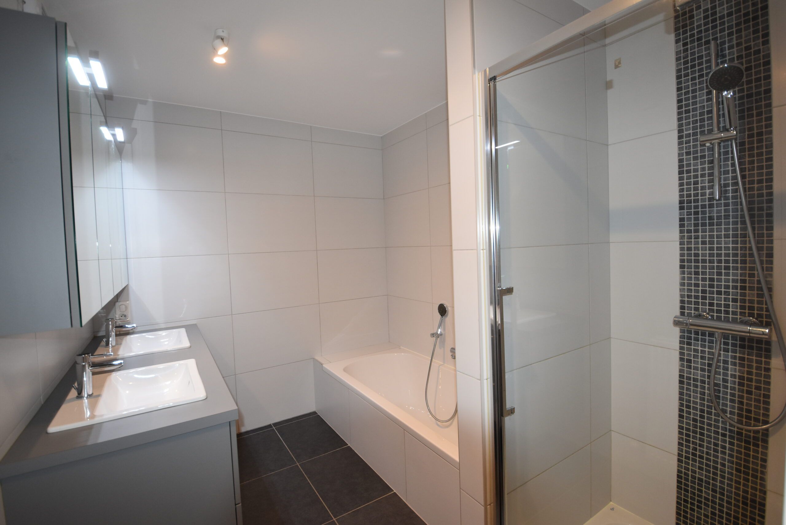 Trendy recent 2 slpk appartement met garagebox foto 8