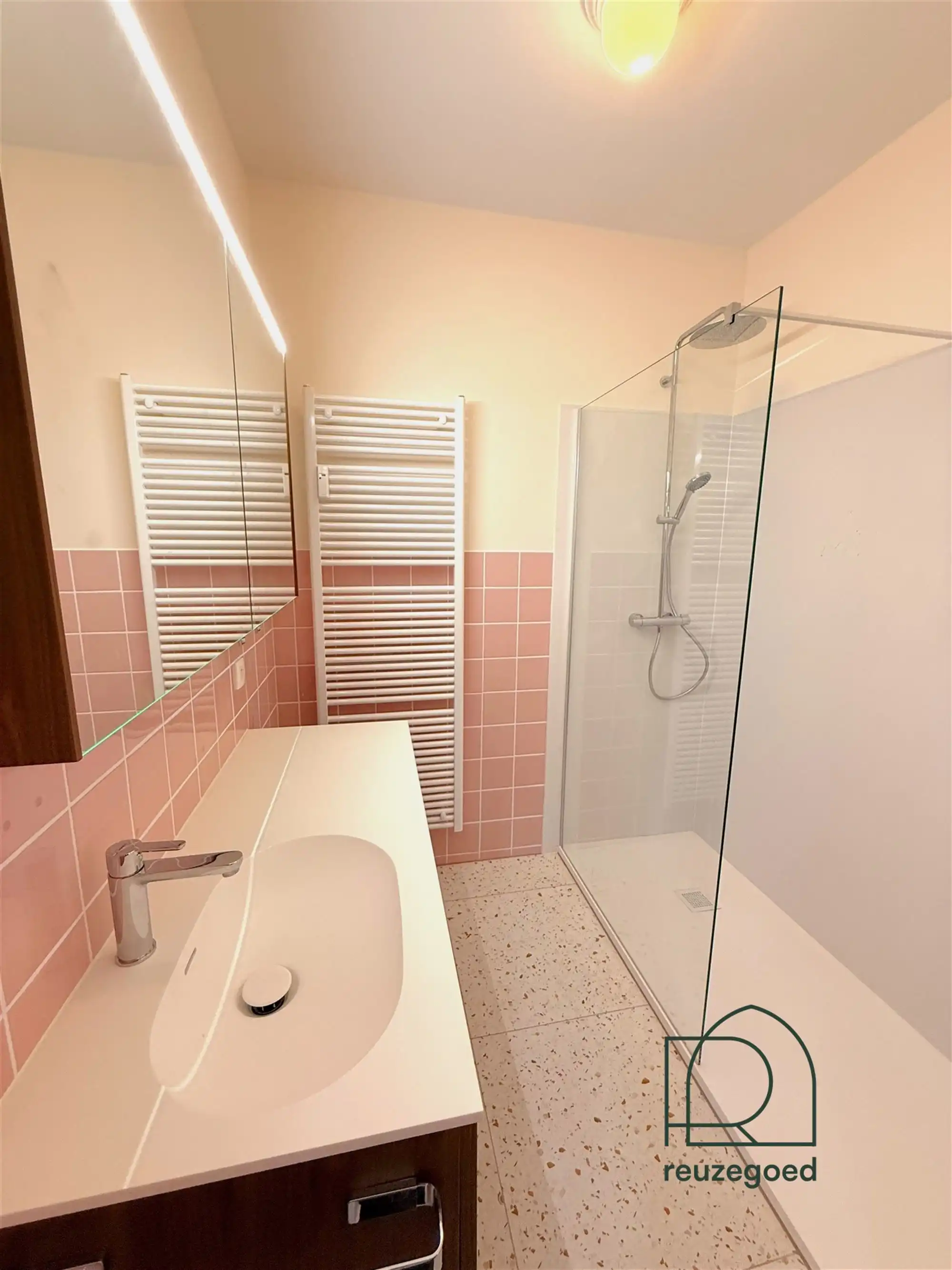 Ruim, gerenoveerd en lichtrijk 2-slaapkamer appartement met garagebox vlakbij Fort 5 in Edegem foto 8