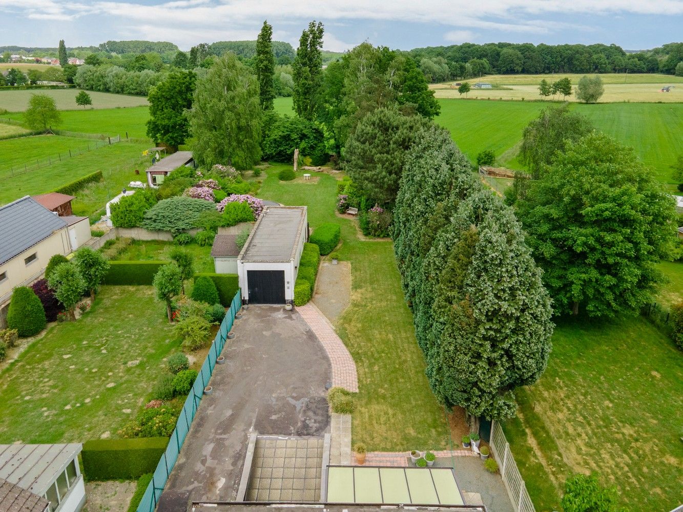Ruime woning met prachtig onderhouden tuin met verzicht over de velden foto 32